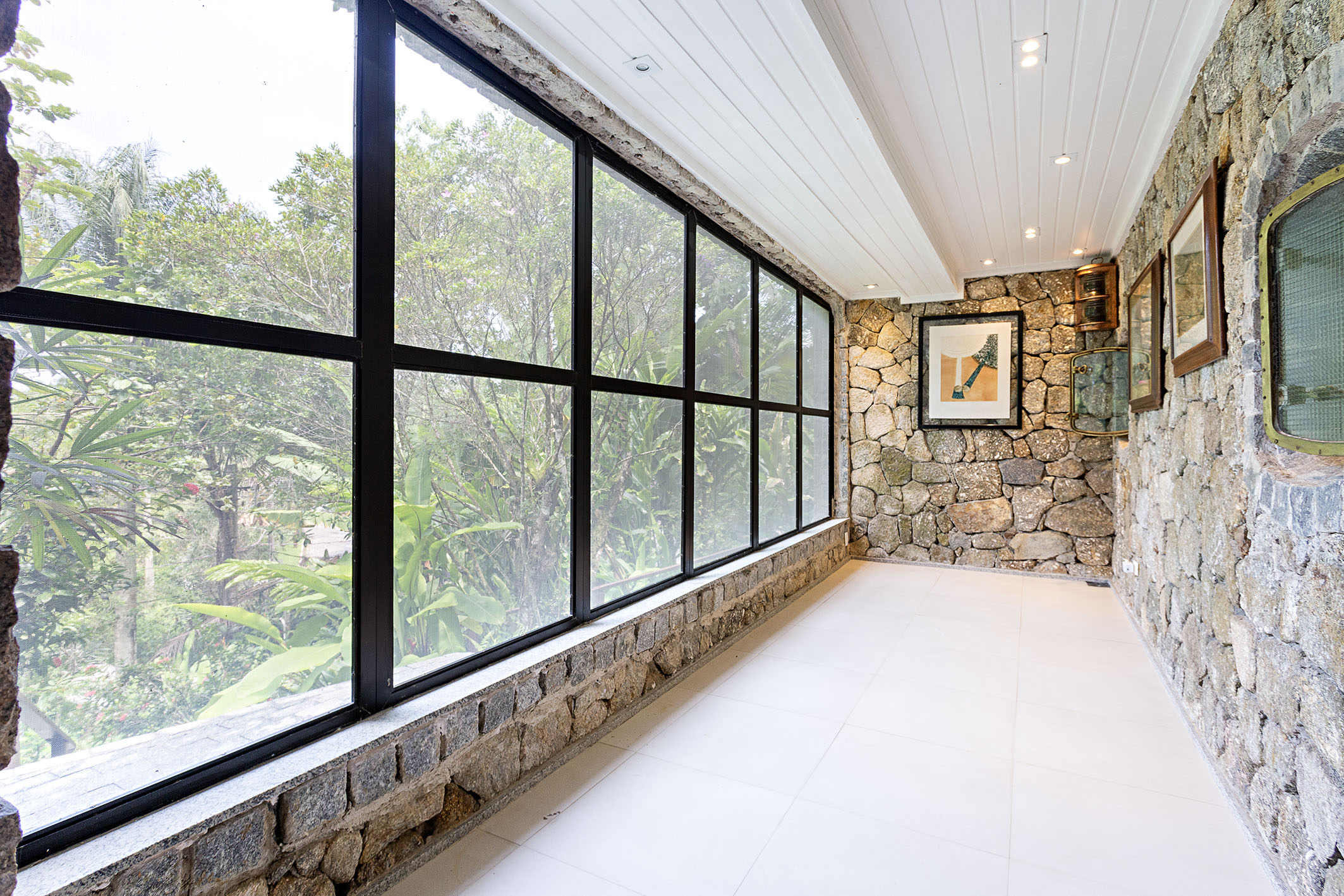 Quarto com revestimento em ripado branco e janela externa – Casa 816