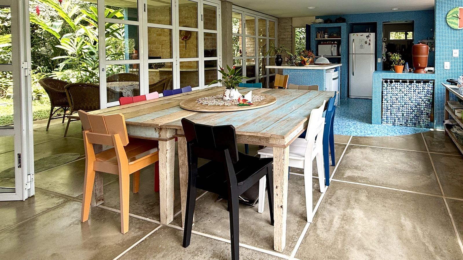 Varanda coberta com vista para jardim tropical – Casa 812