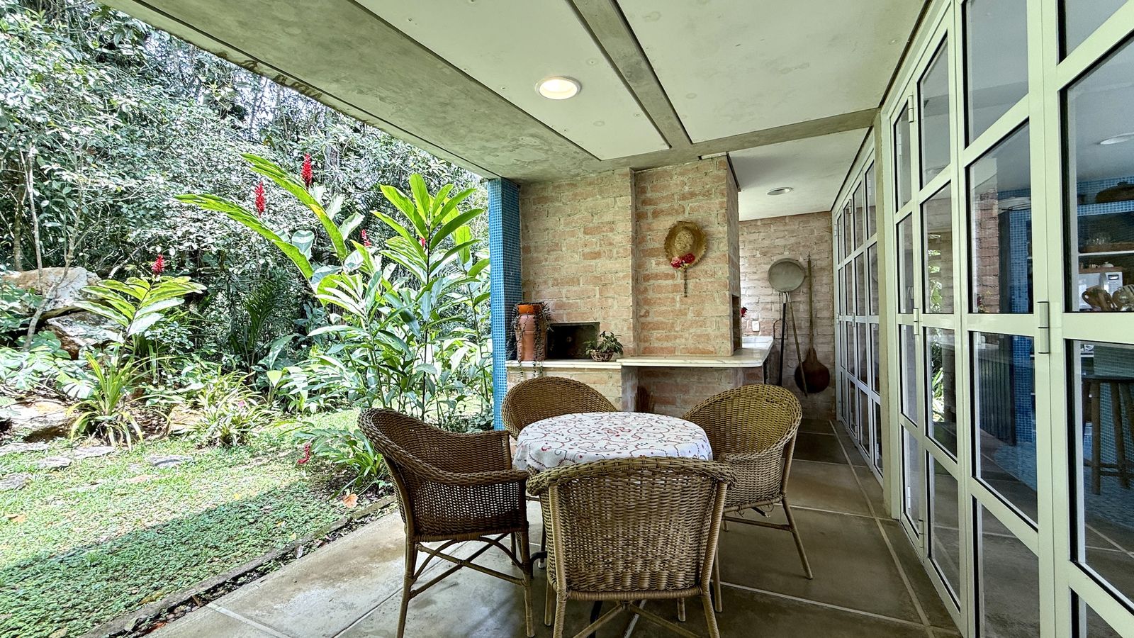 Varanda com mobiliário e integração ao jardim – Casa 812