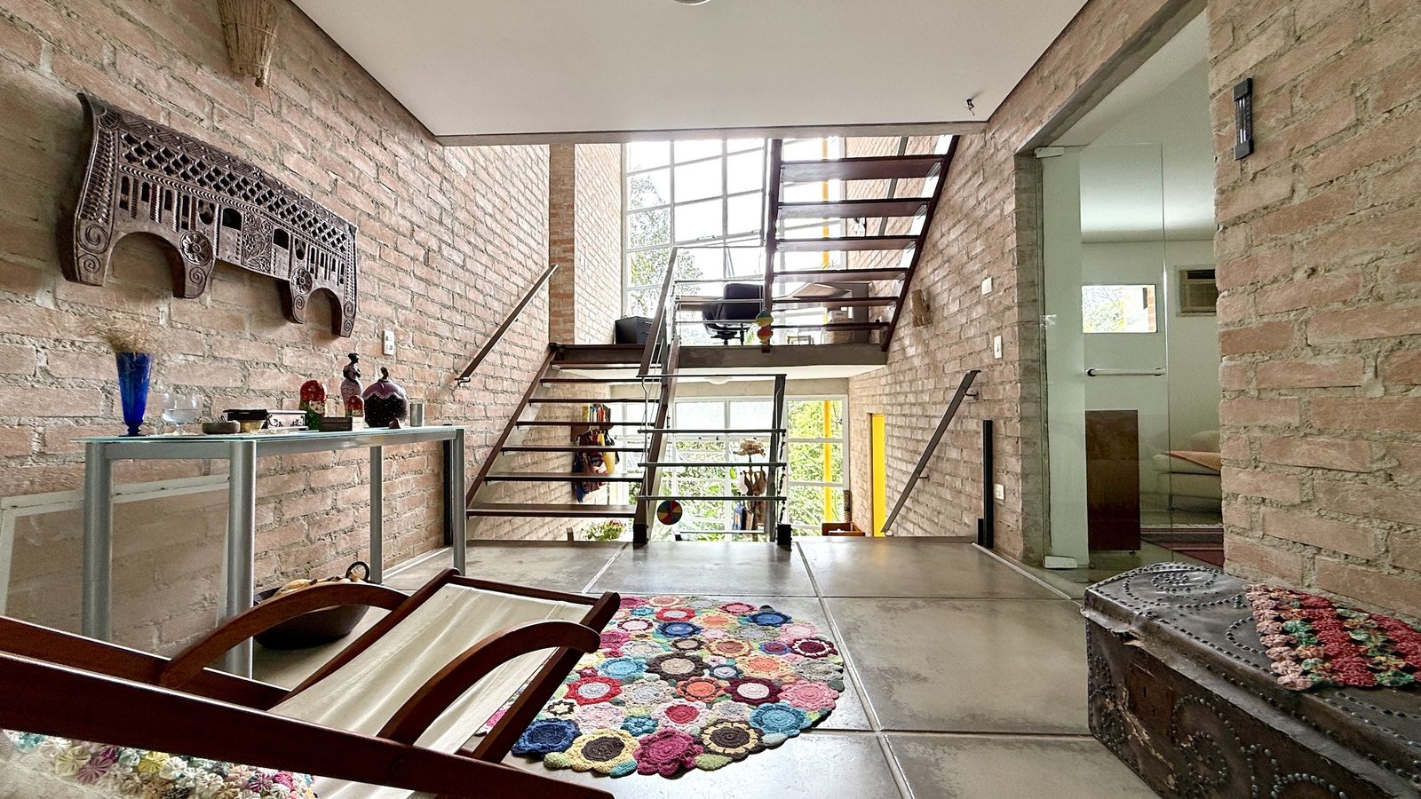 Escada em madeira e metal com pé-direito duplo – Casa 812