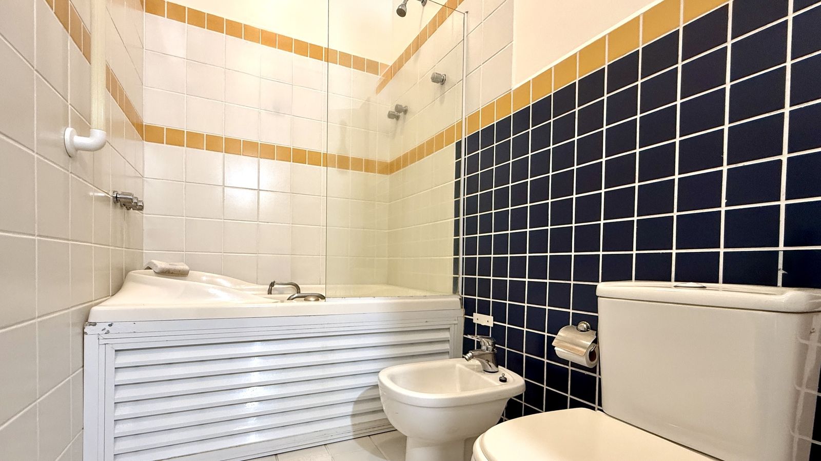 Lareira em pedra natural com rede e vista para jardim – Casa 812