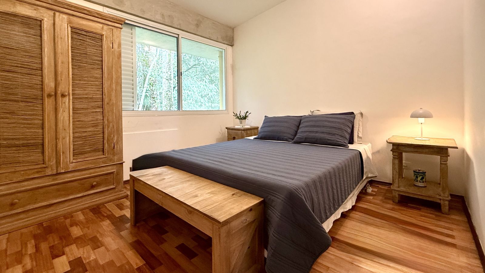 Lavabo com bancada de madeira e claraboia – Casa 812