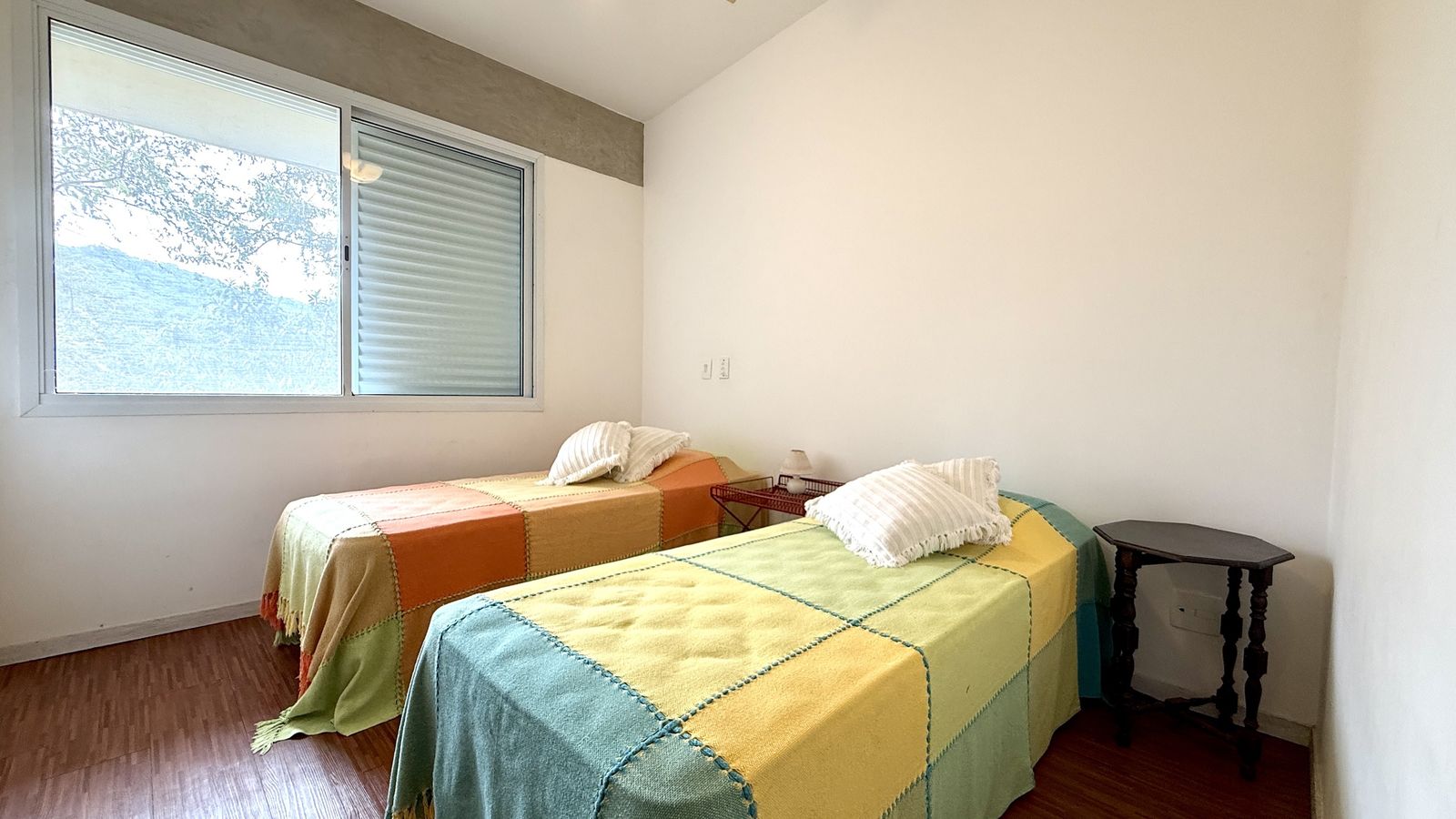 Cozinha com ilha central e revestimento azul vibrante – Casa 812