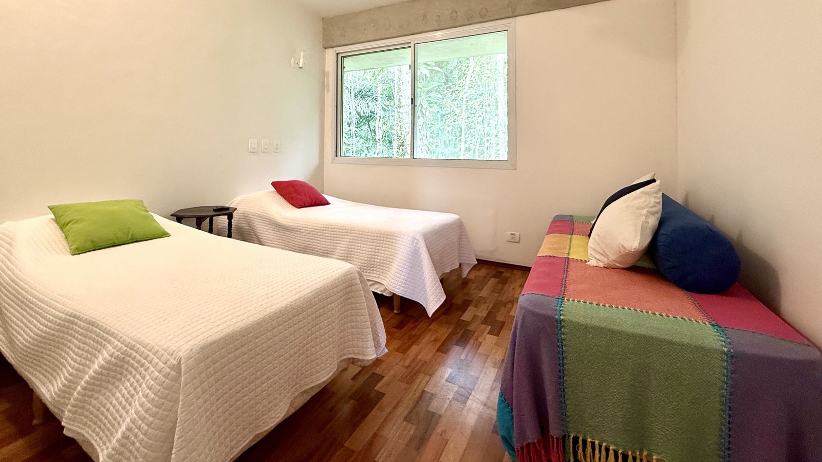 Poltrona decorativa em espaço com tijolo aparente – Casa 812