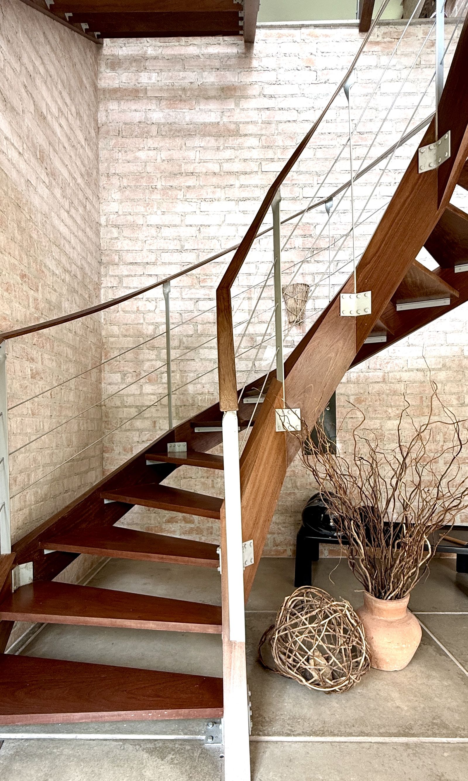 Quarto com mobiliário de madeira e iluminação natural – Casa 812