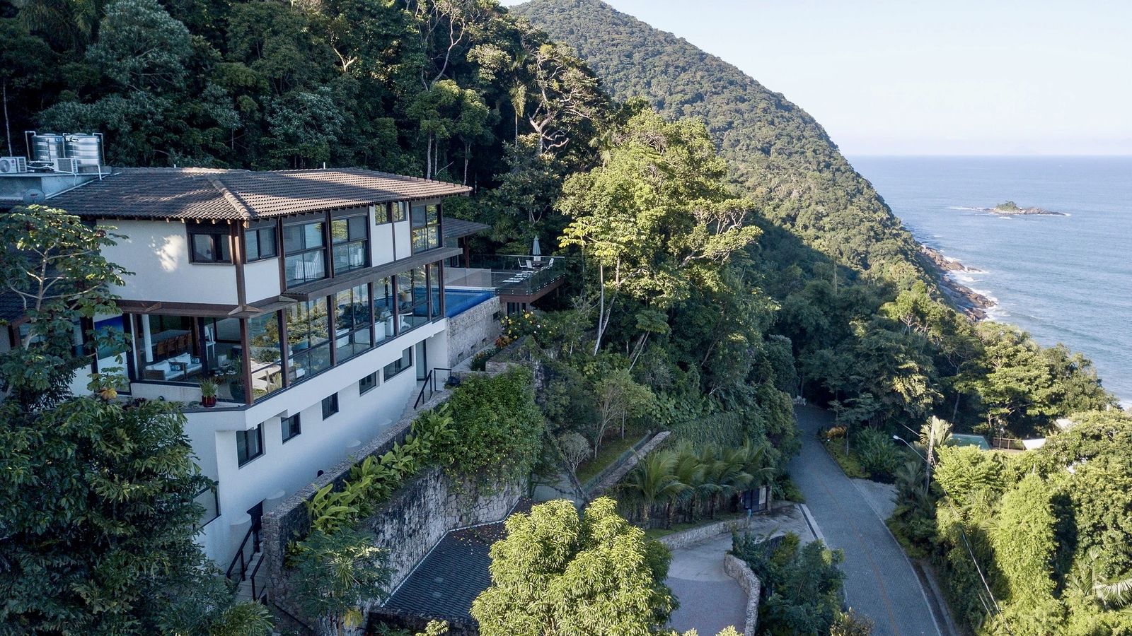 Vista aérea da casa com paisagem litorânea – Casa 804