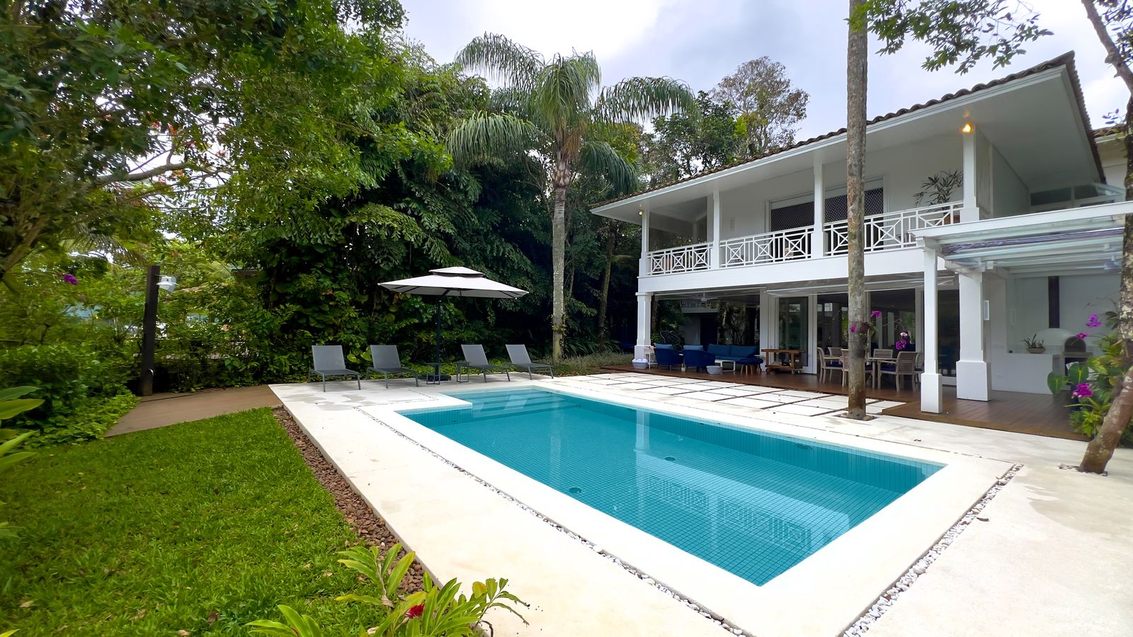 Fachada posterior com arquitetura em estilo colonial contemporâneo – Casa 798