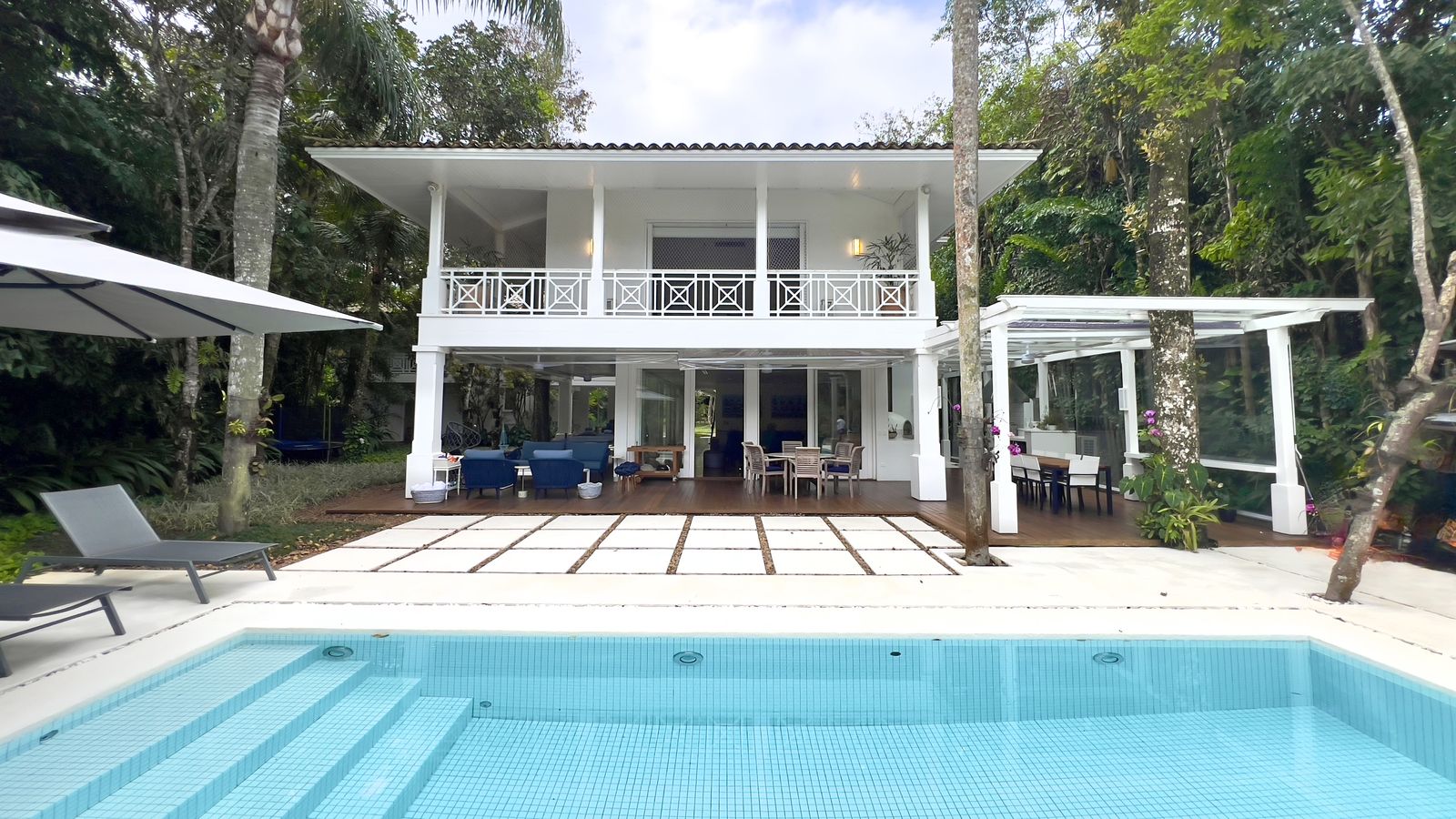 Fachada interna com jardim paisagístico e caminho de pedras – Casa 798