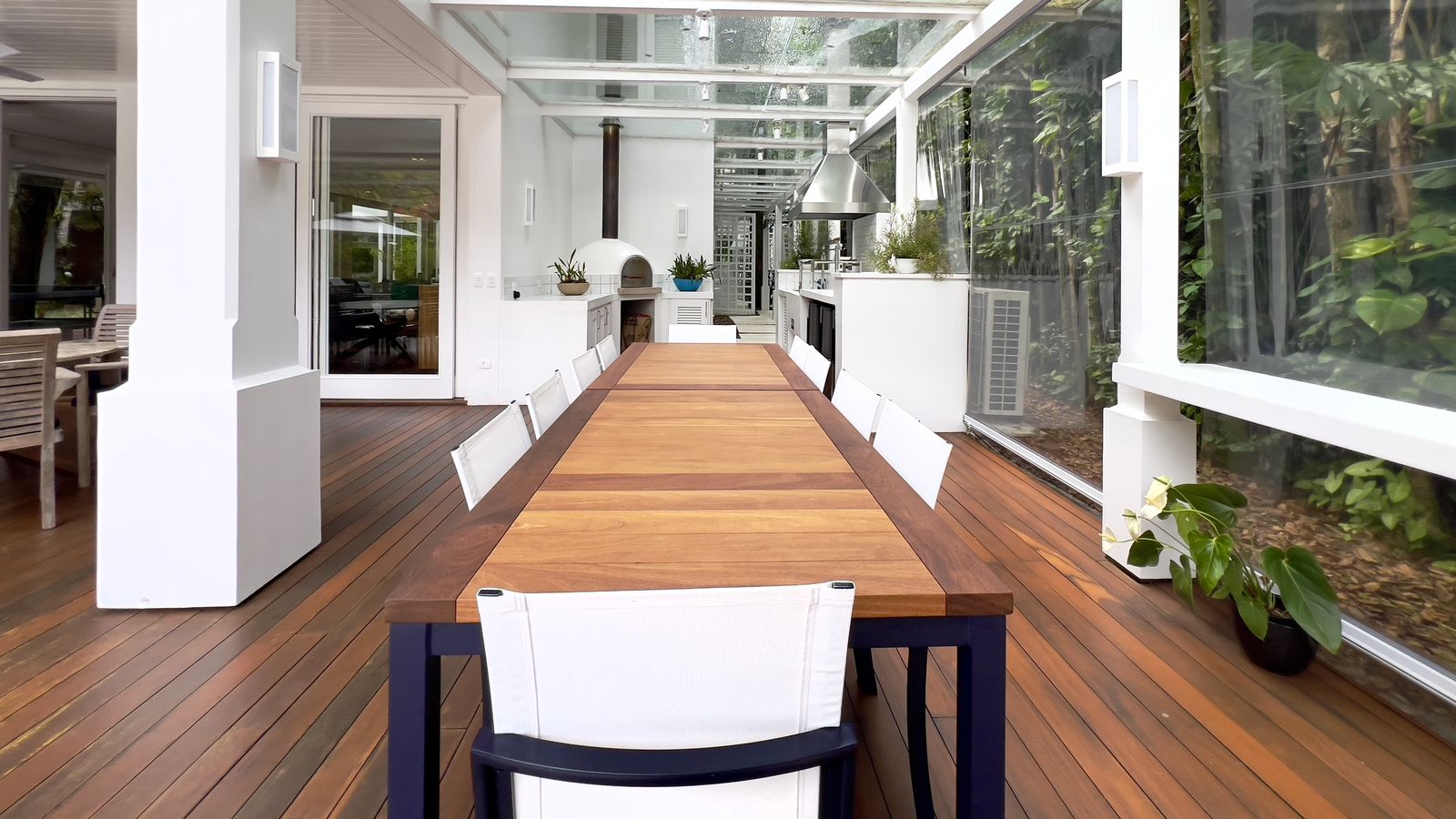 Piscina rodeada por vegetação exuberante e paisagismo tropical – Casa 798