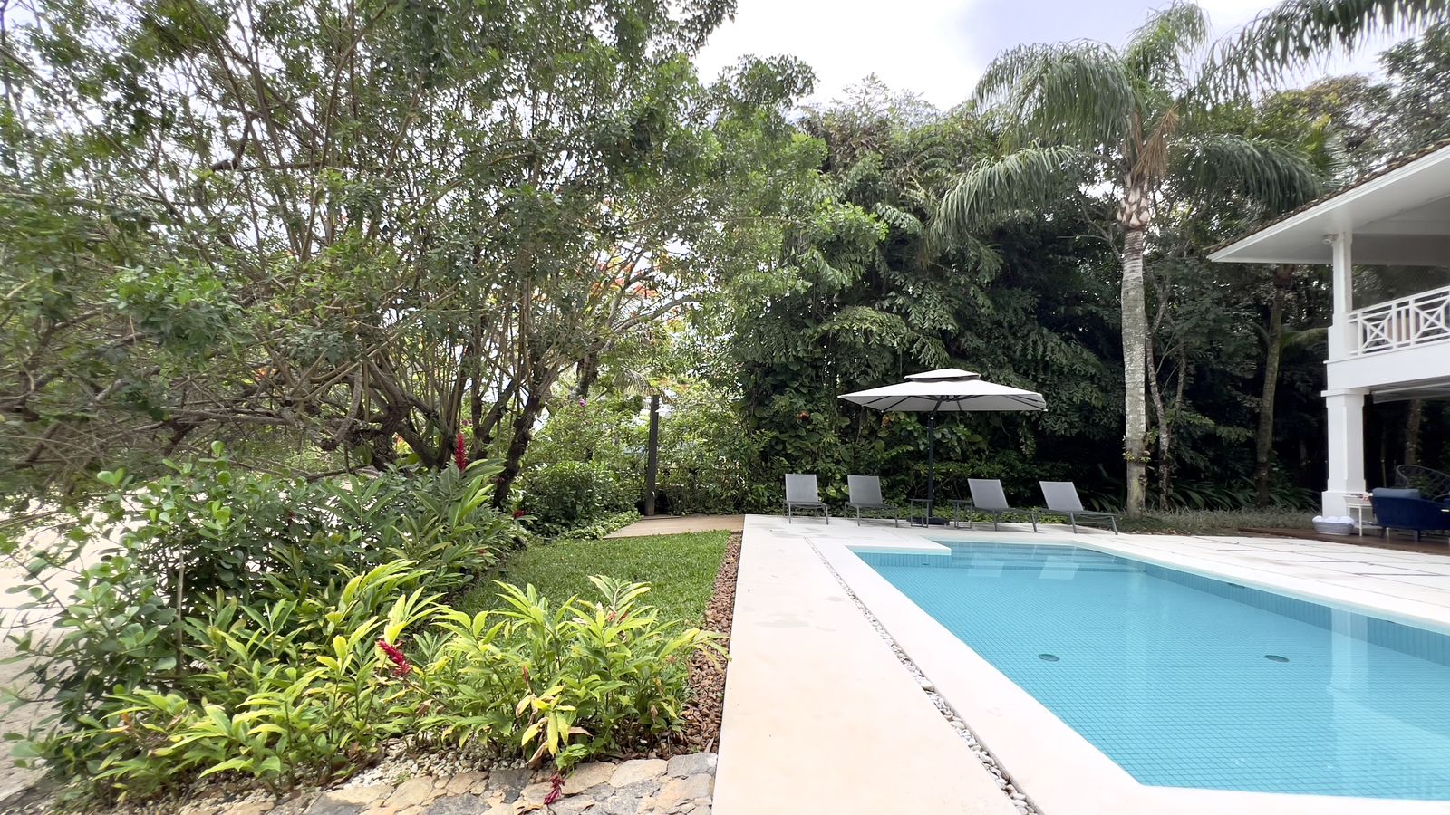 Piscina cercada por jardim tropical e área de lazer – Casa 798