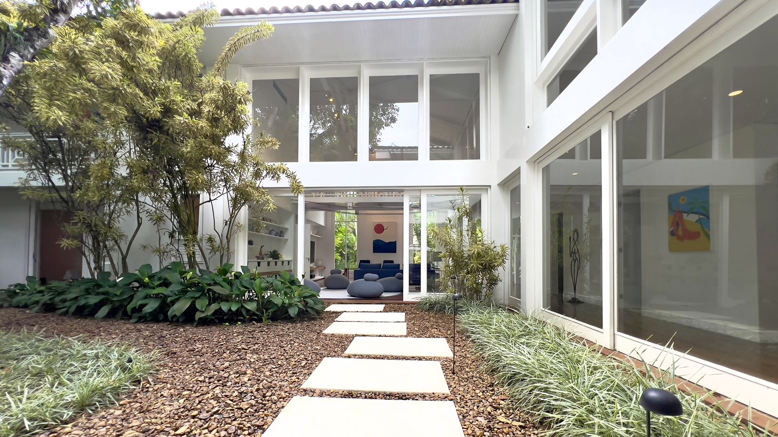 Varanda coberta com deck de madeira e área de jantar – Casa 798