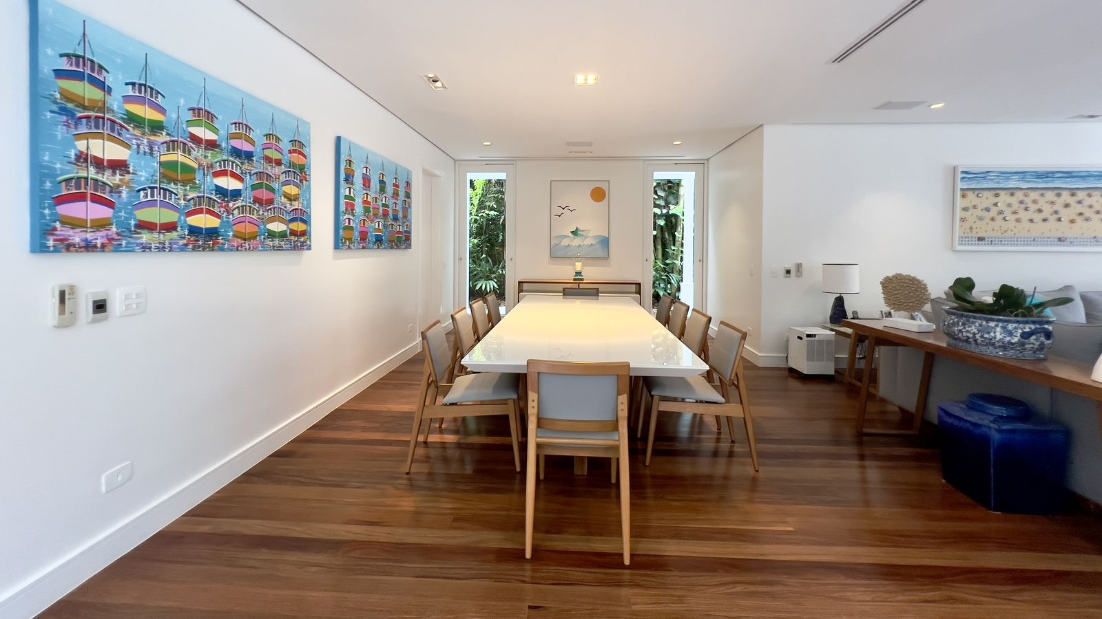 Corredor amplo com piso de madeira e iluminação natural – Casa 798