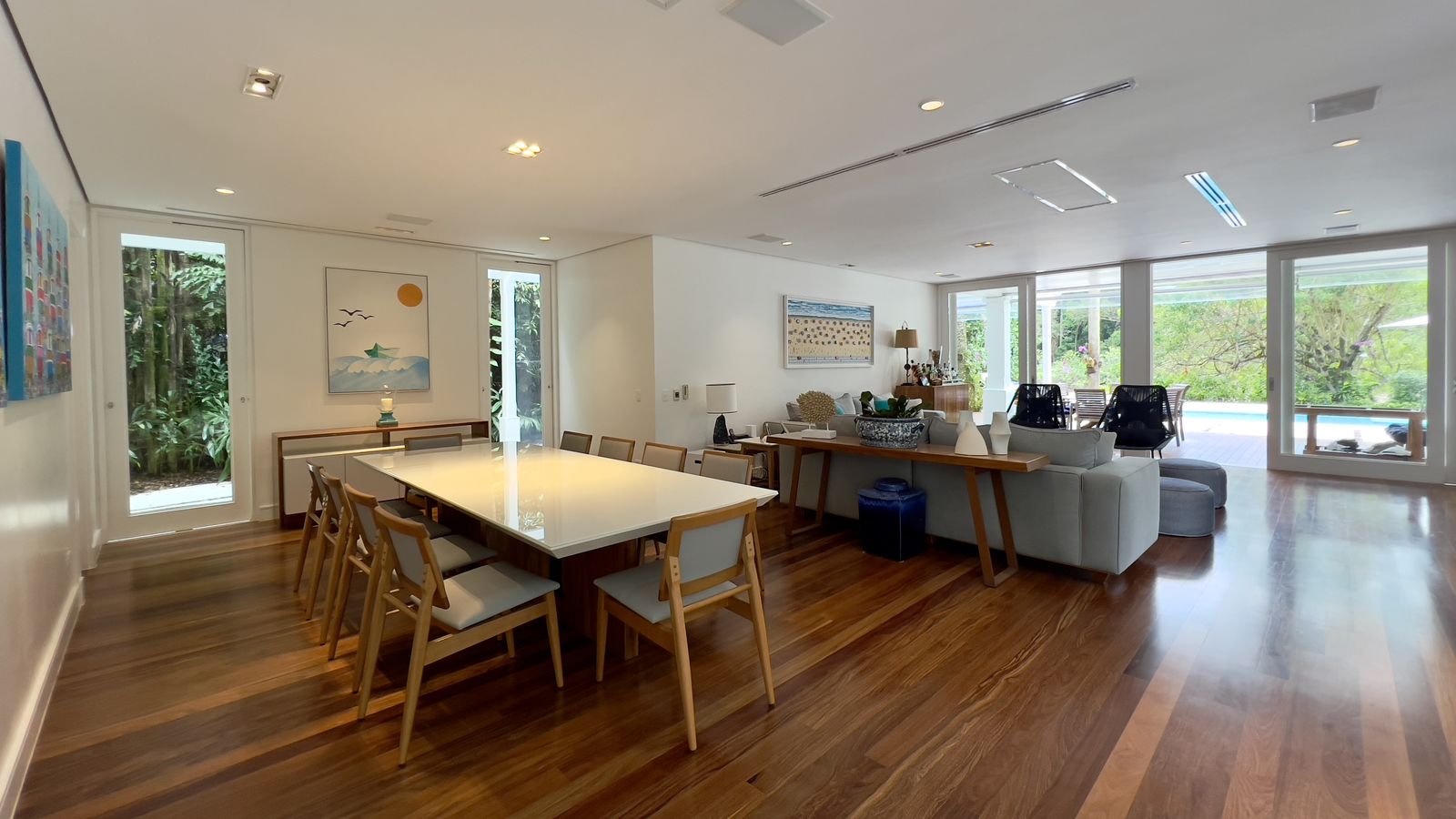 Sala de jantar com piso em madeira e integração visual – Casa 798