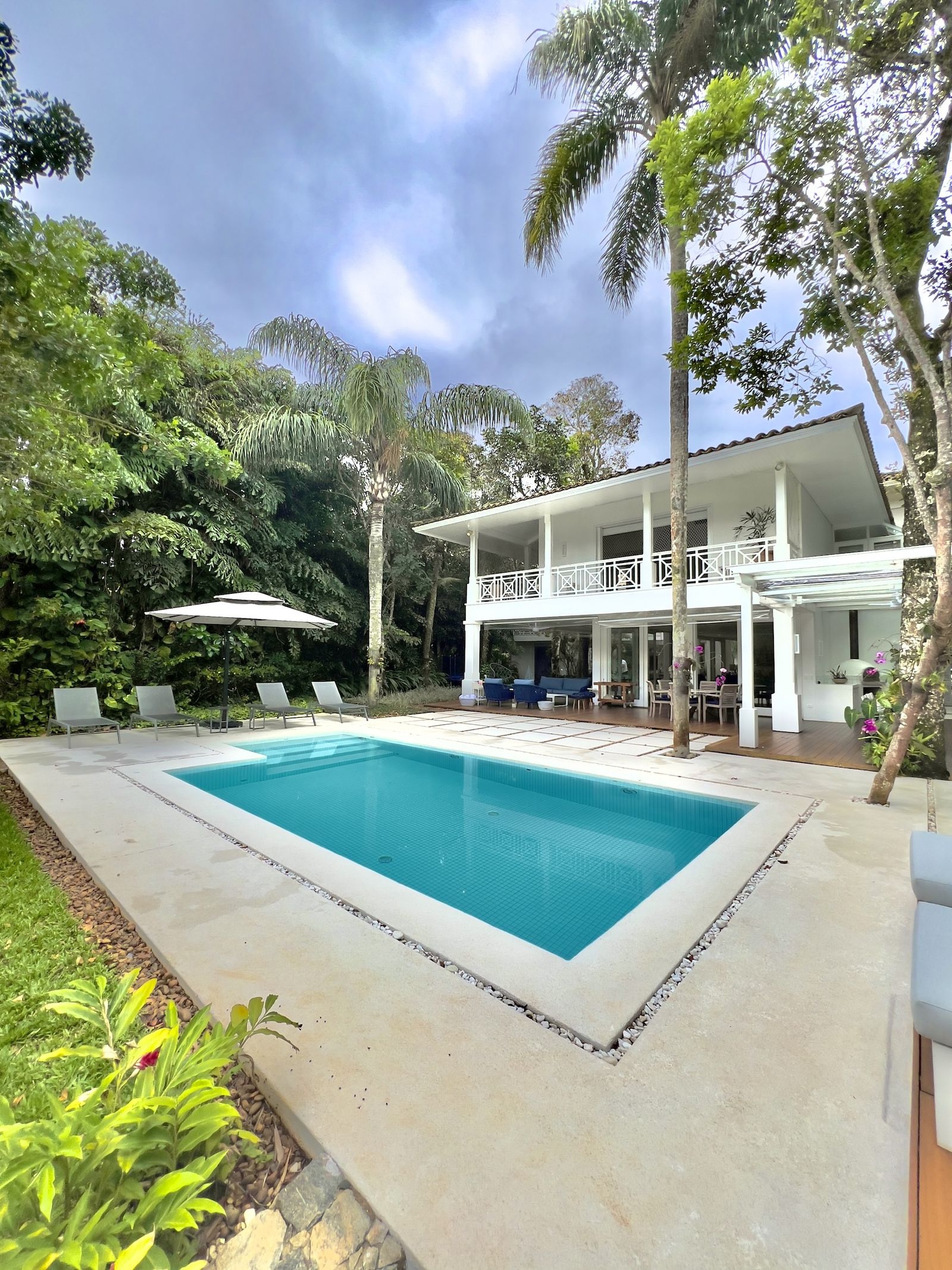 Área de lazer completa com piscina e espreguiçadeiras – Casa 798