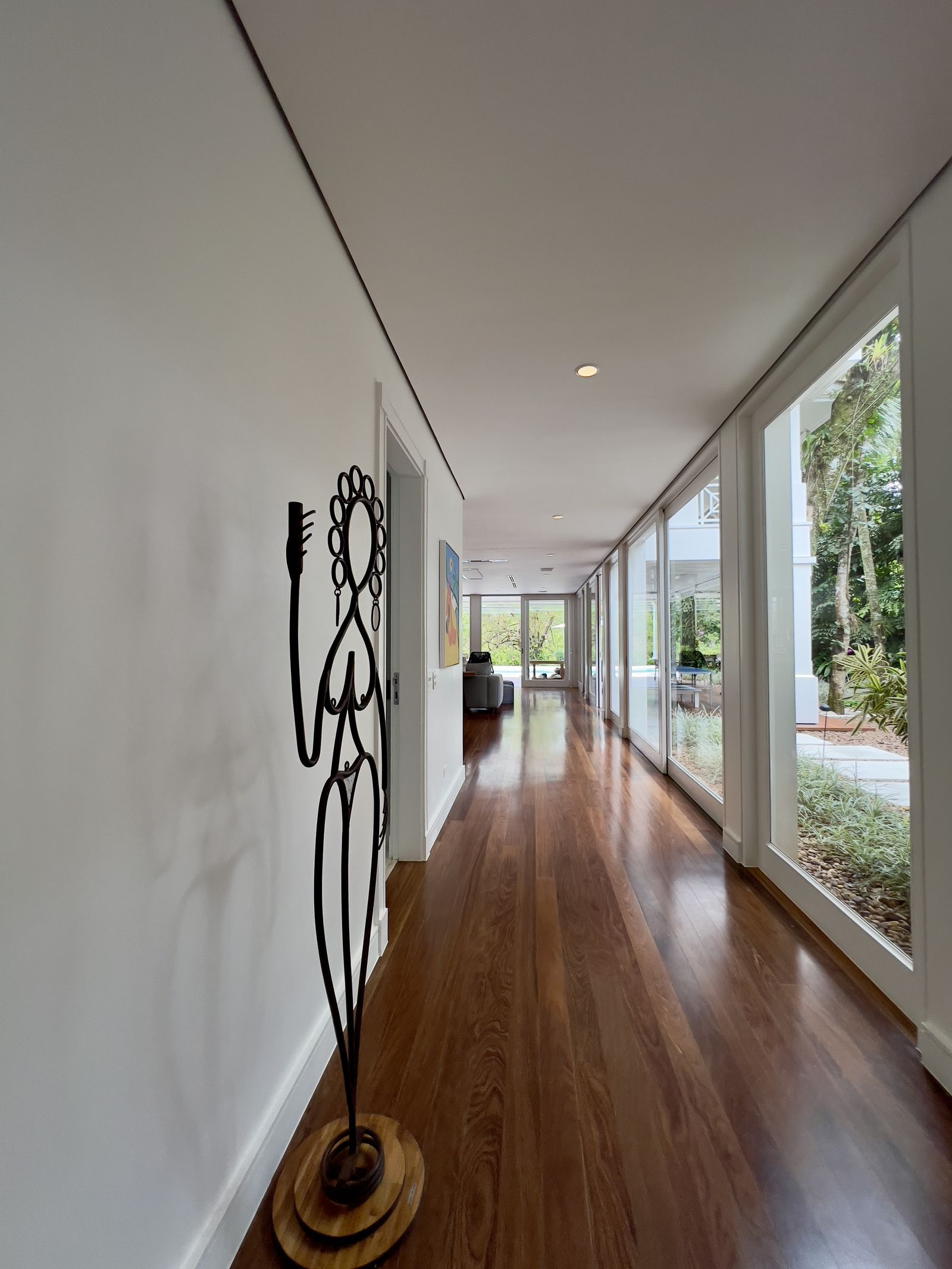 Cozinha planejada com ilha central e acabamento contemporâneo – Casa 798