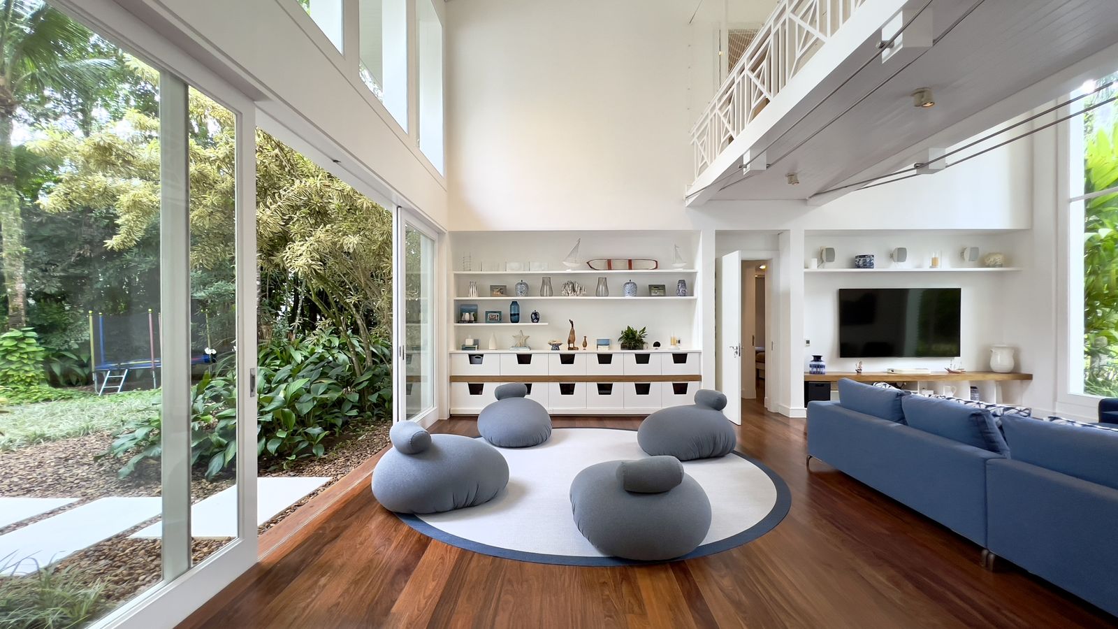 Quarto com piso de madeira e acesso ao jardim – Casa 798