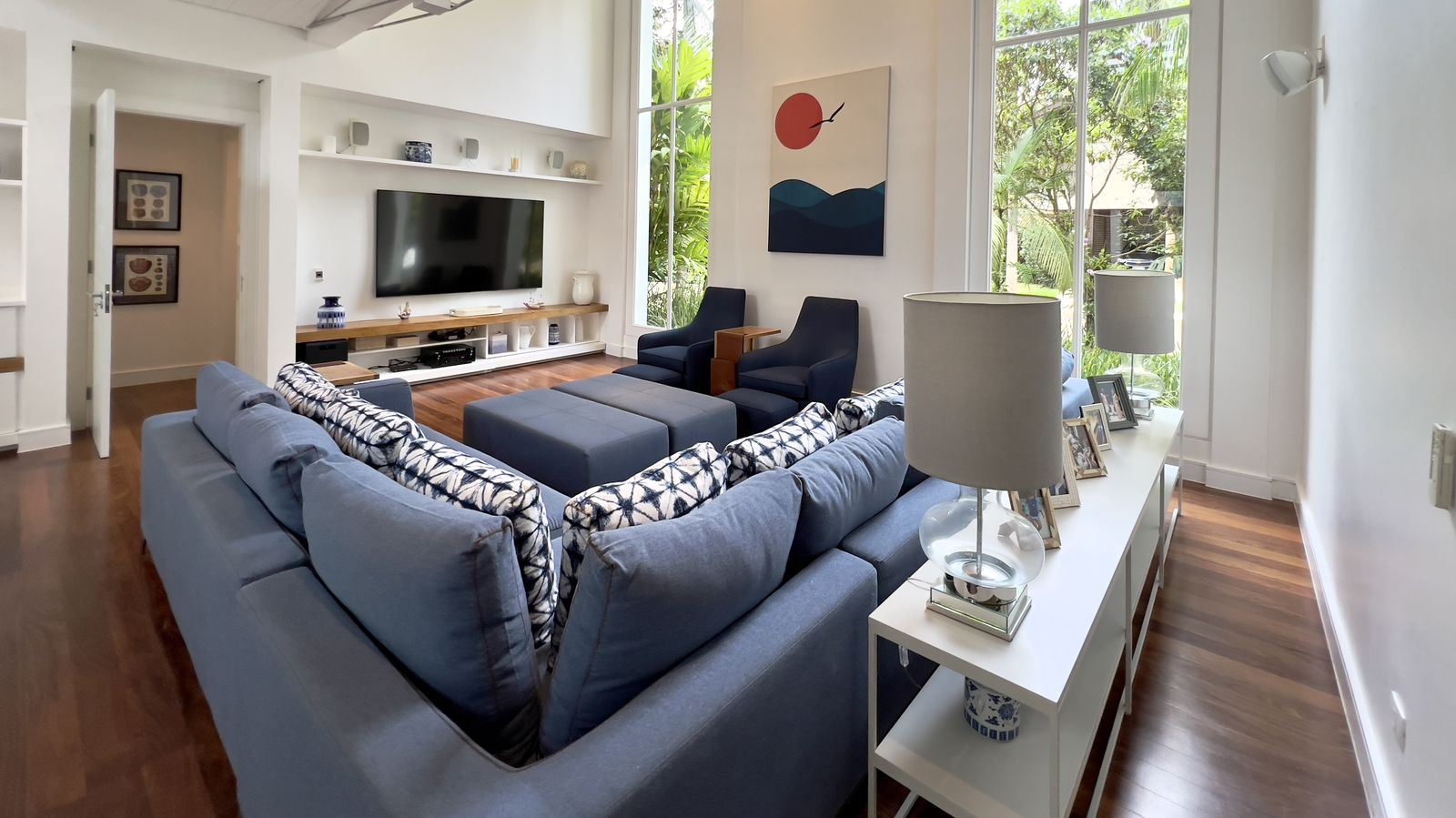 Quarto espaçoso com piso de madeira – Casa 798