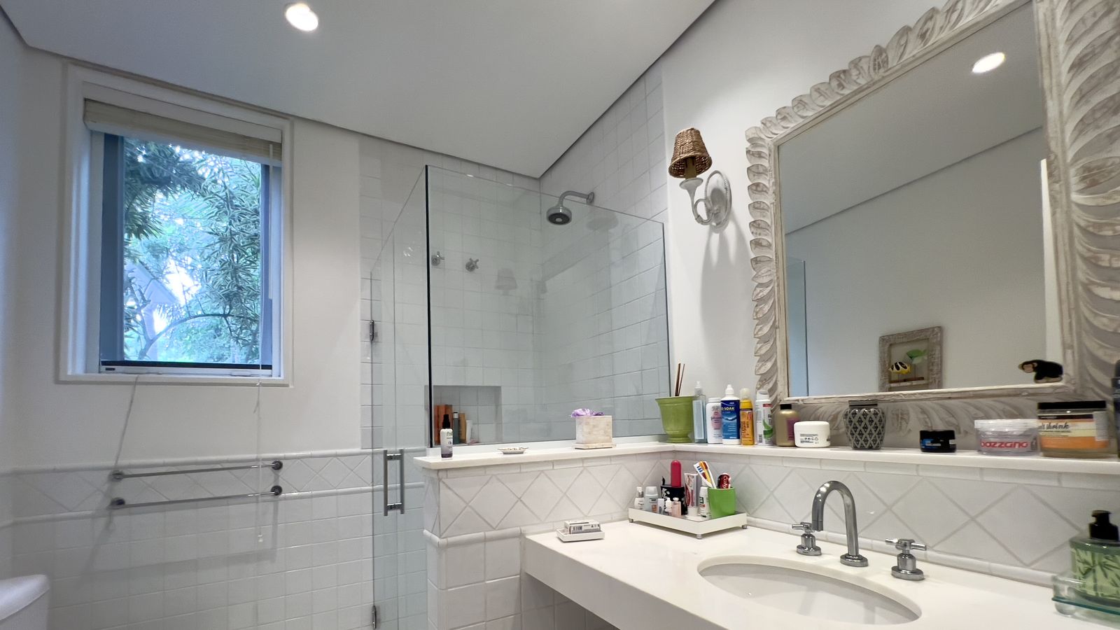 Closet organizado com nichos e armários sob medida – Casa 798