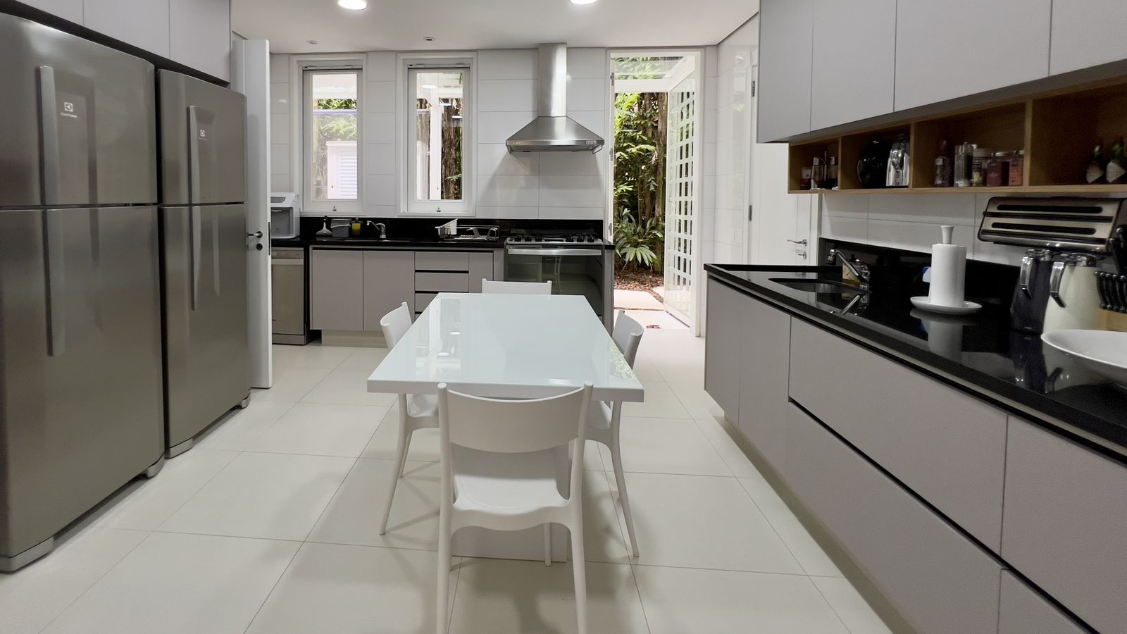 Suíte com closet integrado e piso de madeira – Casa 798