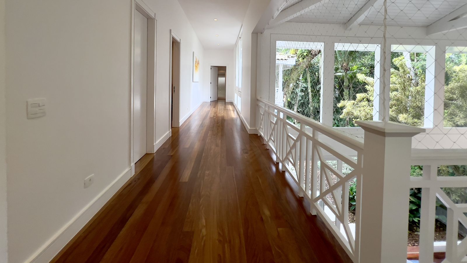 Banheiro com revestimento claro e box em vidro – Casa 798