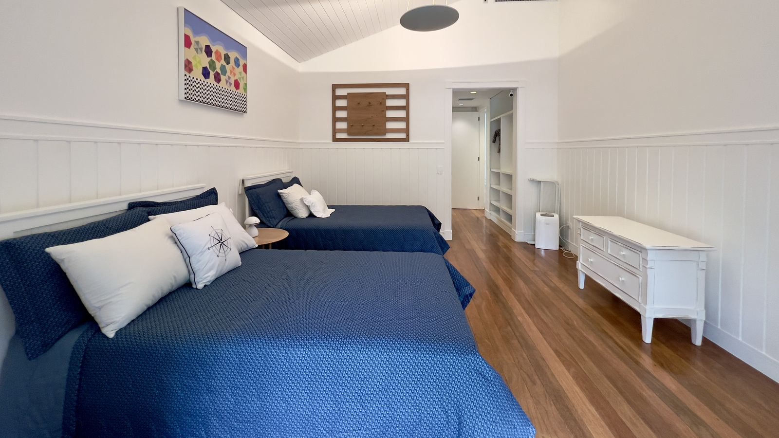 Banheiro com box em vidro e espelho – Casa 798