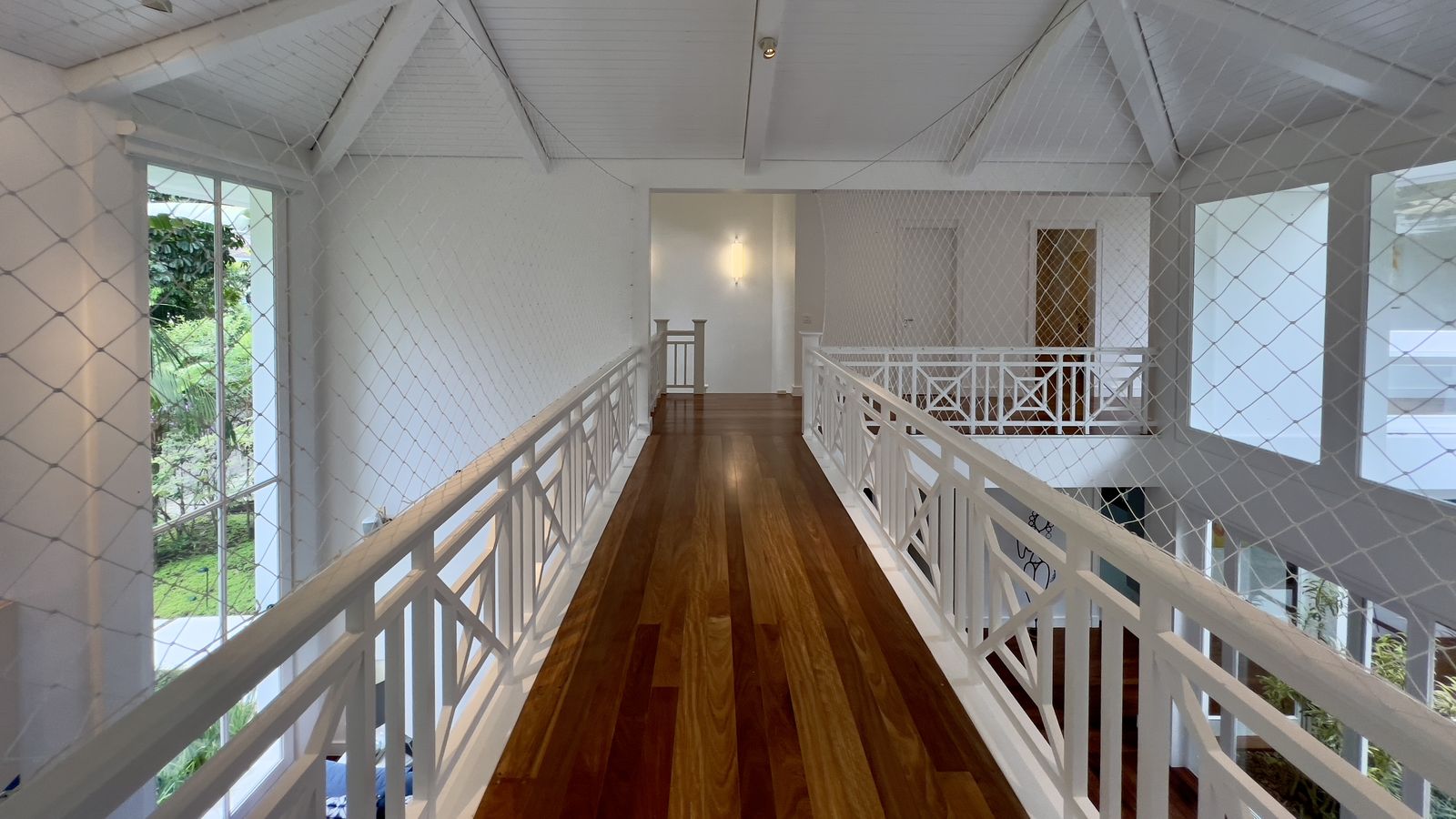 Corredor com piso de madeira e iluminação natural – Casa 798
