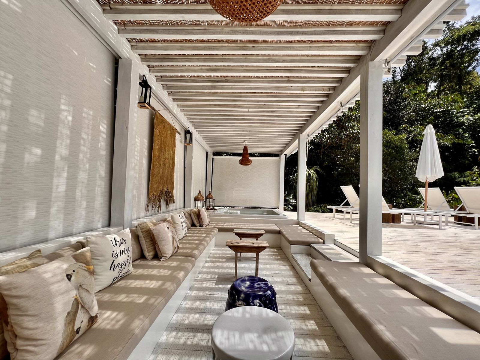 Vista ampla da área de lazer com piscina – Casa 792