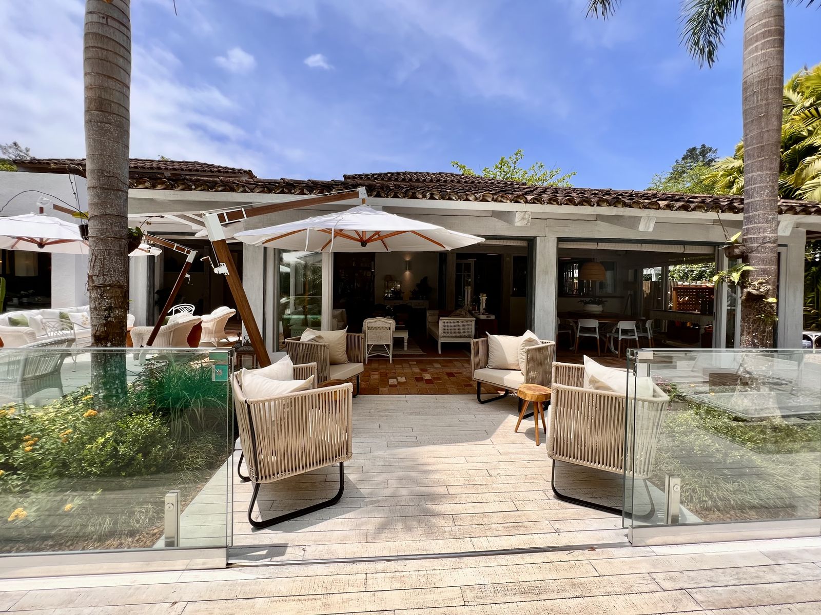 Varanda integrada com piscina e jardim tropical – Casa 792