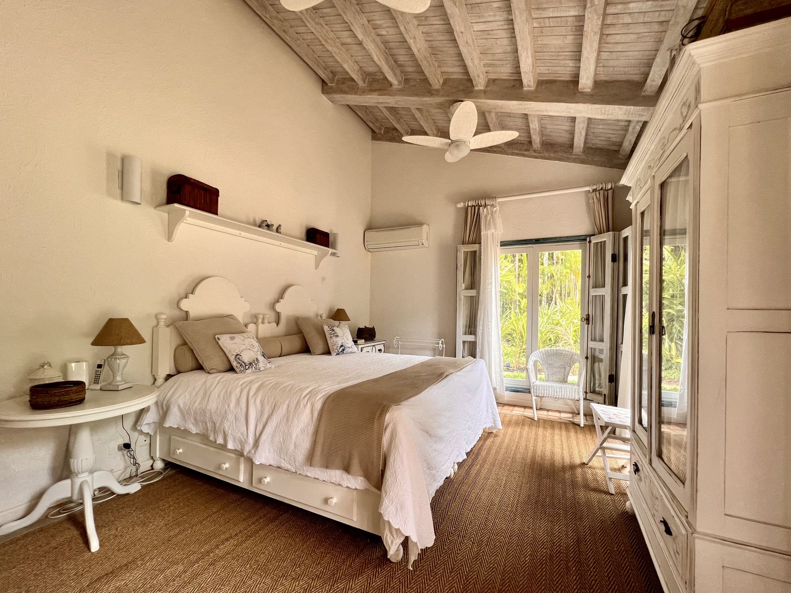 Sala de estar com pé-direito alto e estrutura aparente – Casa 792