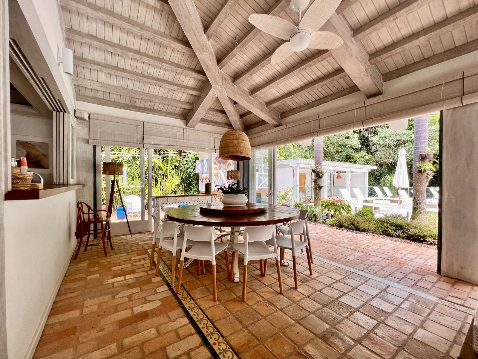 Estar com estrutura de madeira e iluminação natural – Casa 792