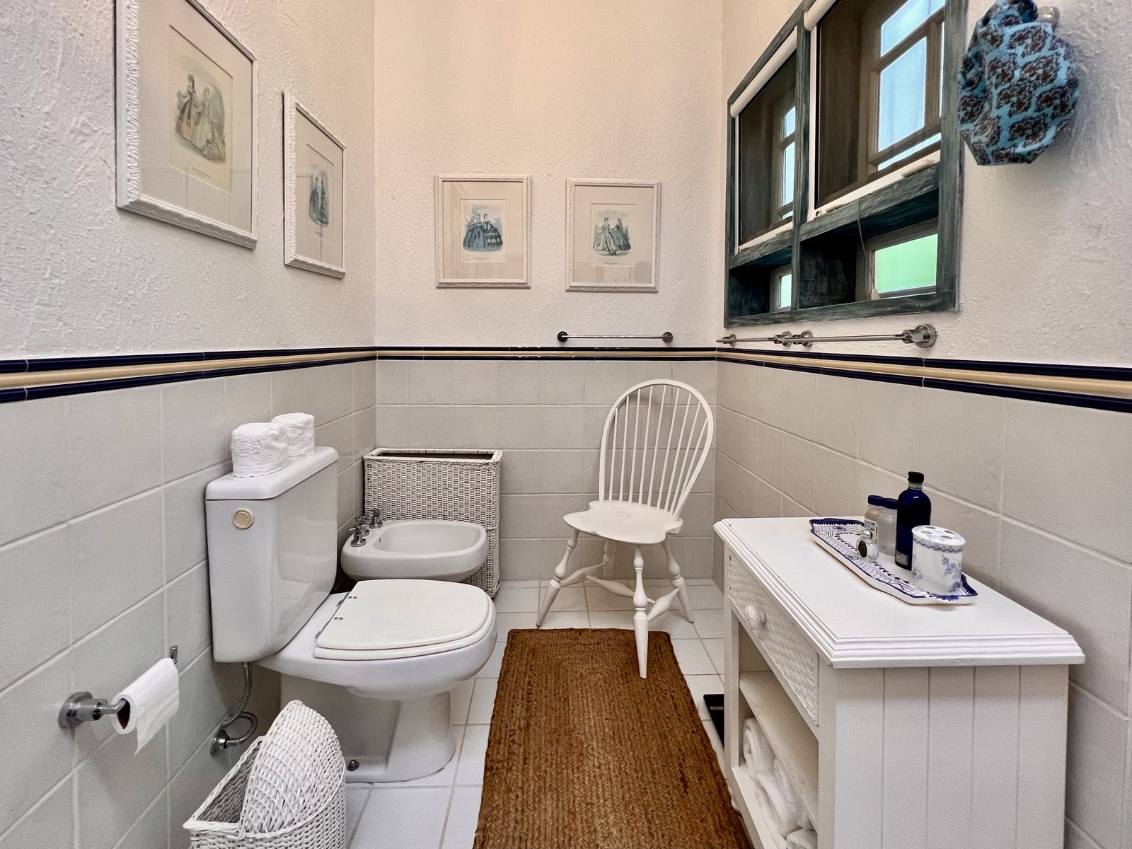 Lavabo compacto com revestimento naval e decoração tradicional – Casa 792