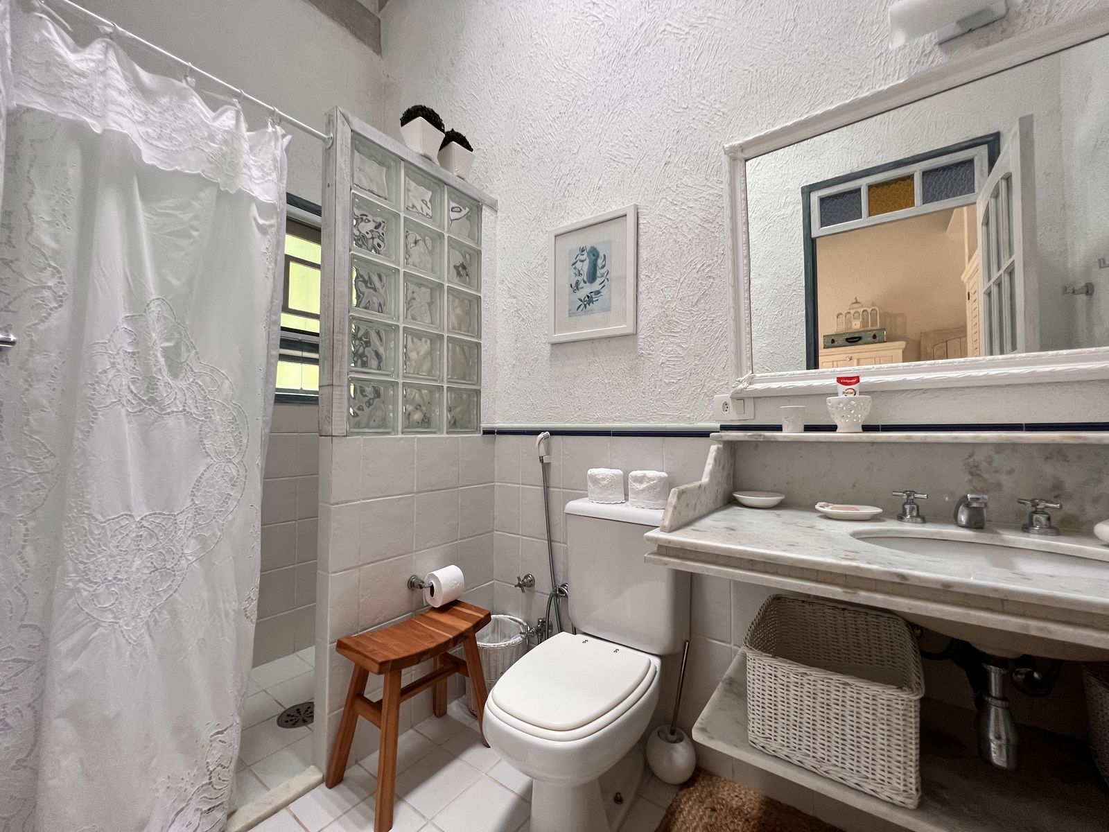 Banheiro com forro de madeira e iluminação natural – Casa 792