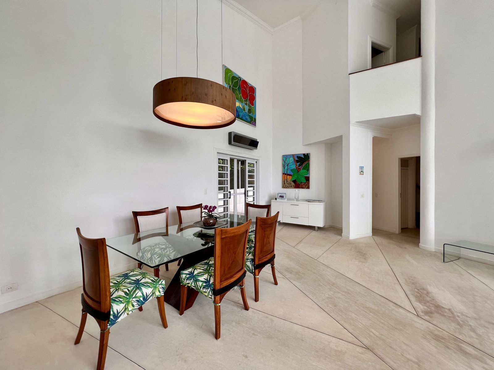 Sala de estar com pé-direito duplo e vista panorâmica – Casa 790