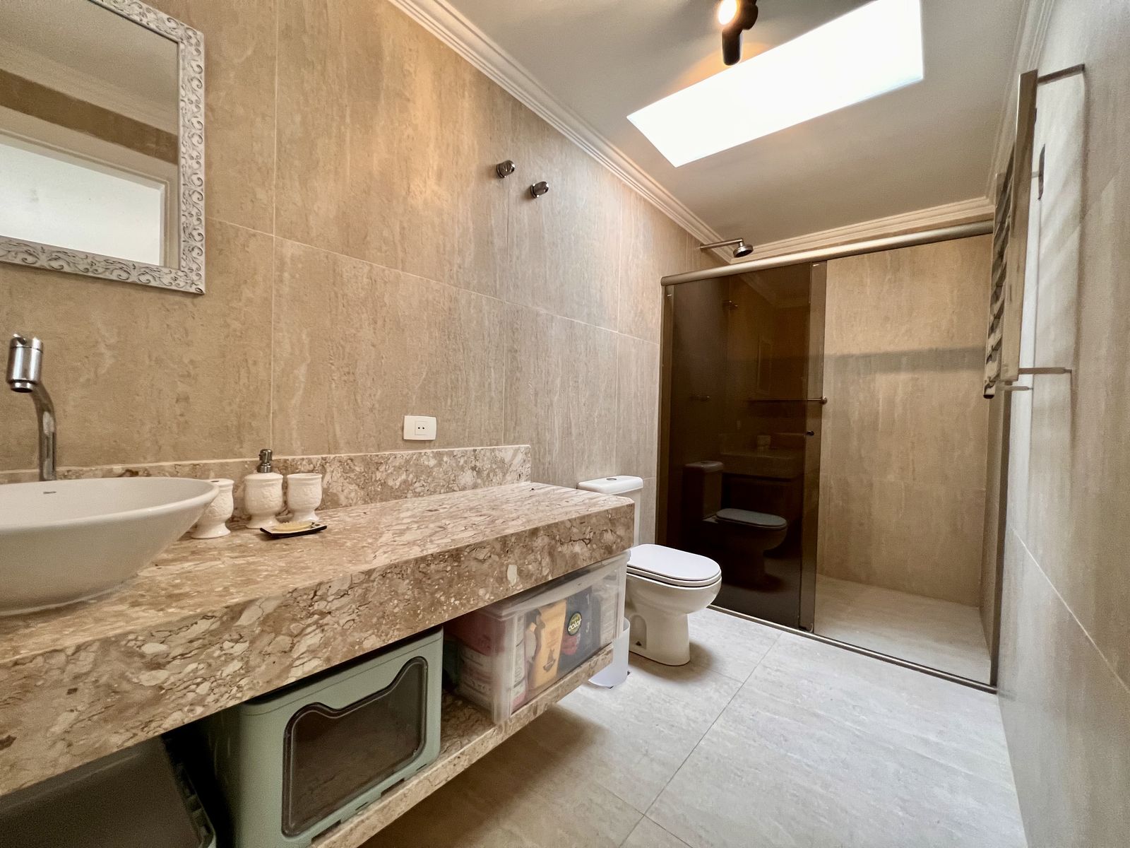 Banheiro com bancada em pedra natural e box de vidro – Casa 790
