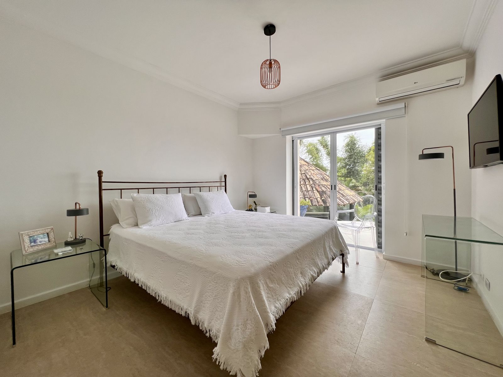 Orquídeas brancas emolduram a área externa – Casa 790