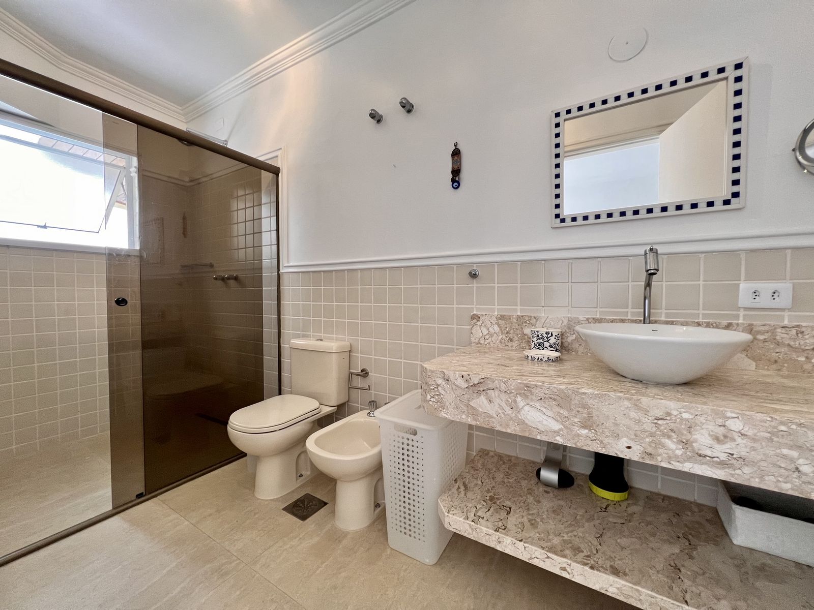 Closet planejado com madeira e vidro – Casa 790