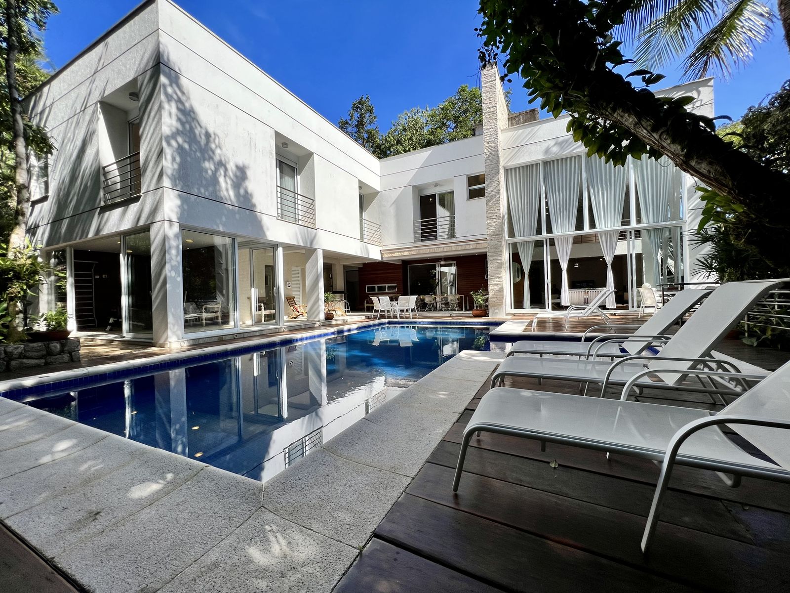 Conjunto arquitetônico com piscina e deck em madeira – Casa 789