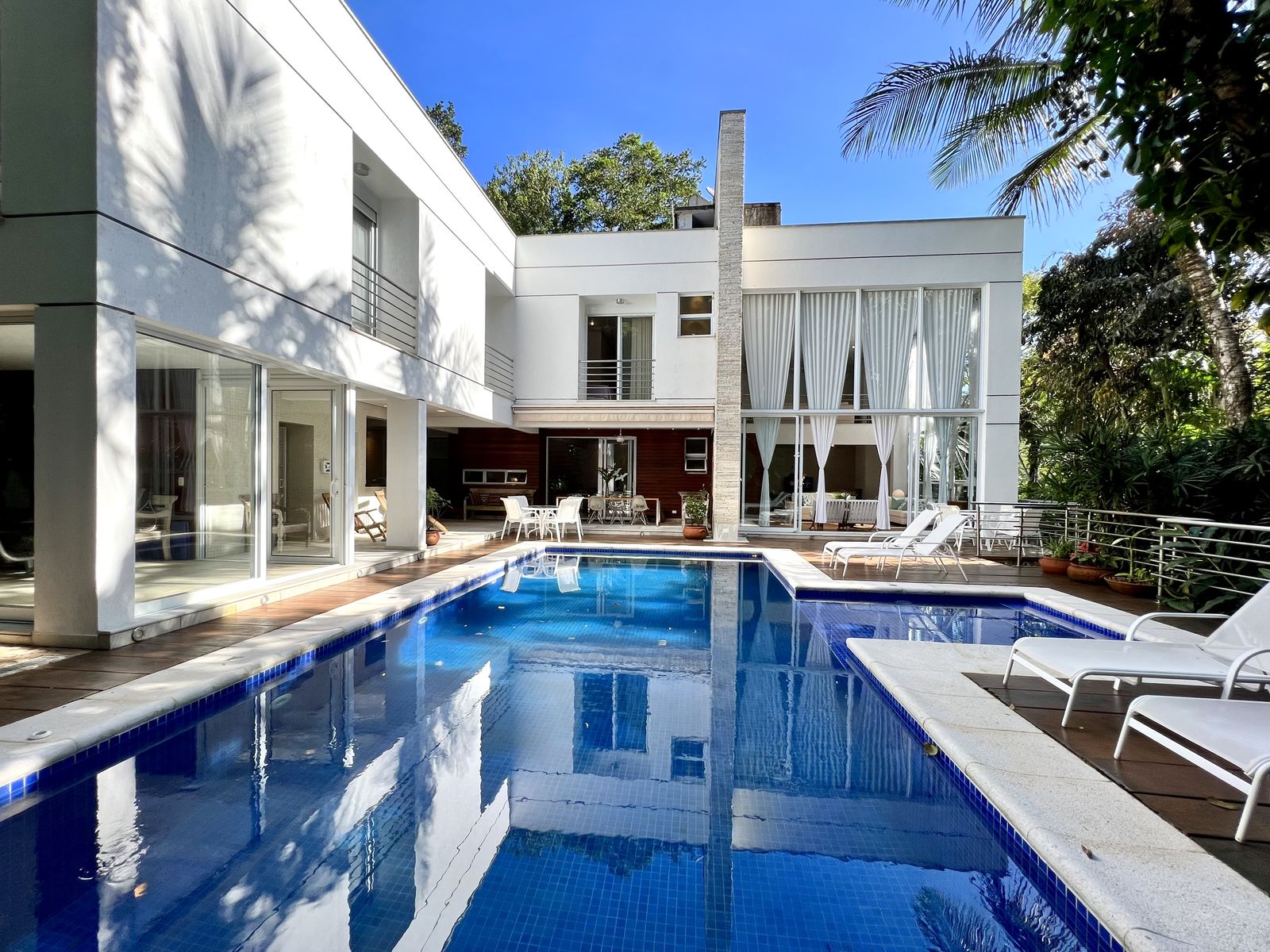 Piscina de pastilhas azuis com borda infinita – Casa 789