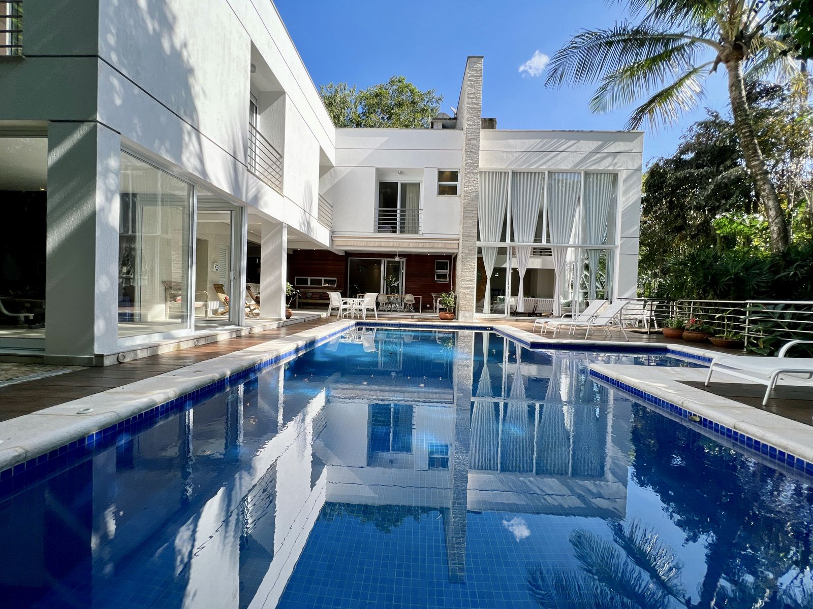 Arquitetura contemporânea com piscina e área de lazer – Casa 789