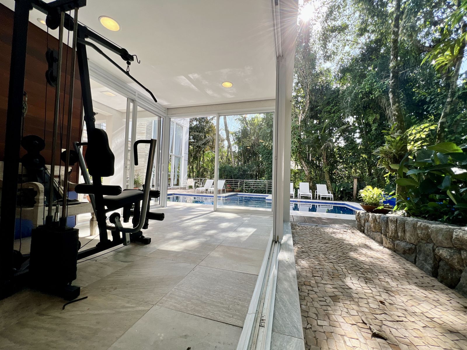 Acesso externo com vista para jardim e piscina – Casa 789