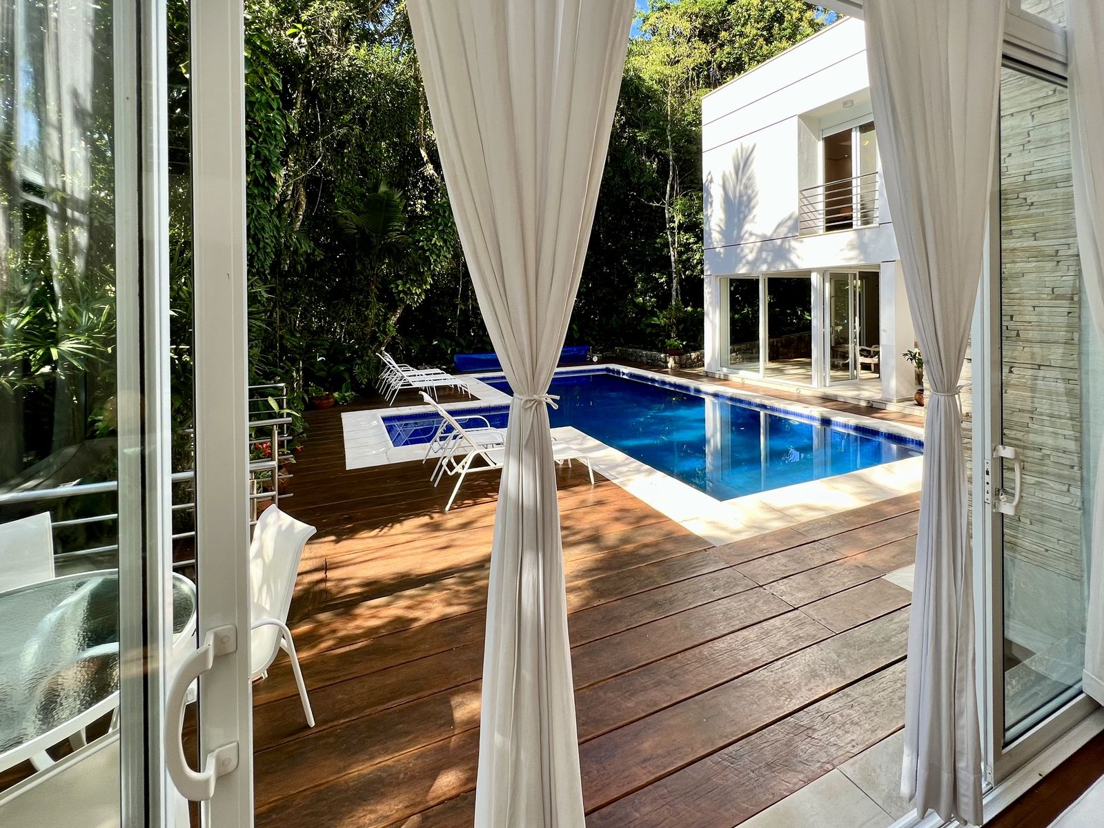 Sala de jantar com piso de madeira e luz natural – Casa 789