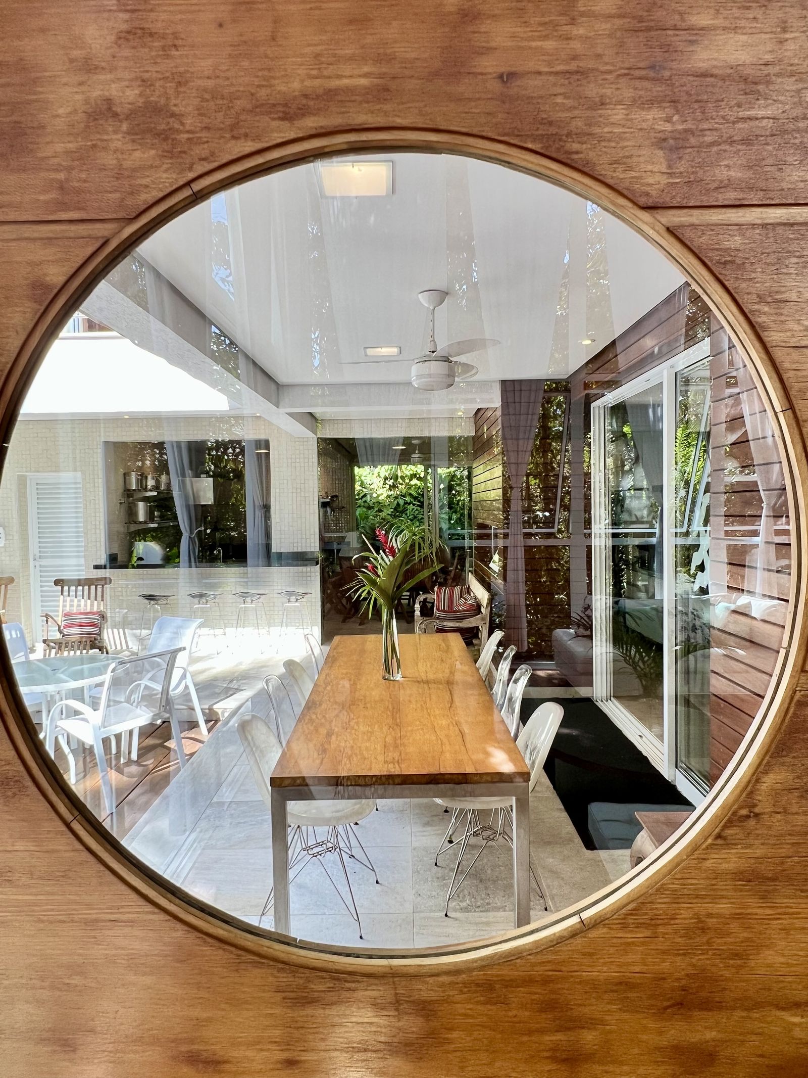 Sala de estar com pé-direito duplo e luz natural – Casa 789