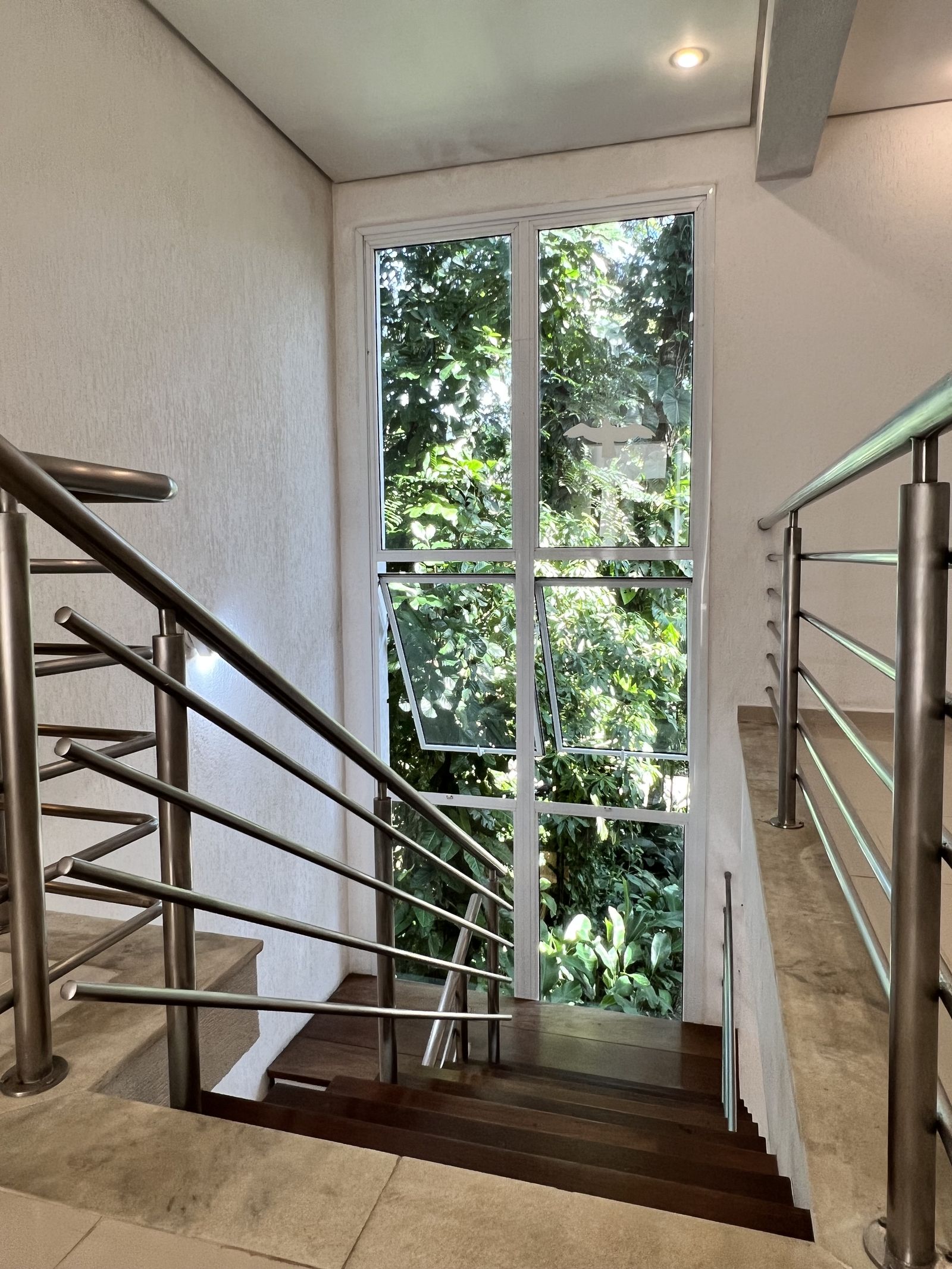 Vista superior da sala integrada com iluminação natural – Casa 789