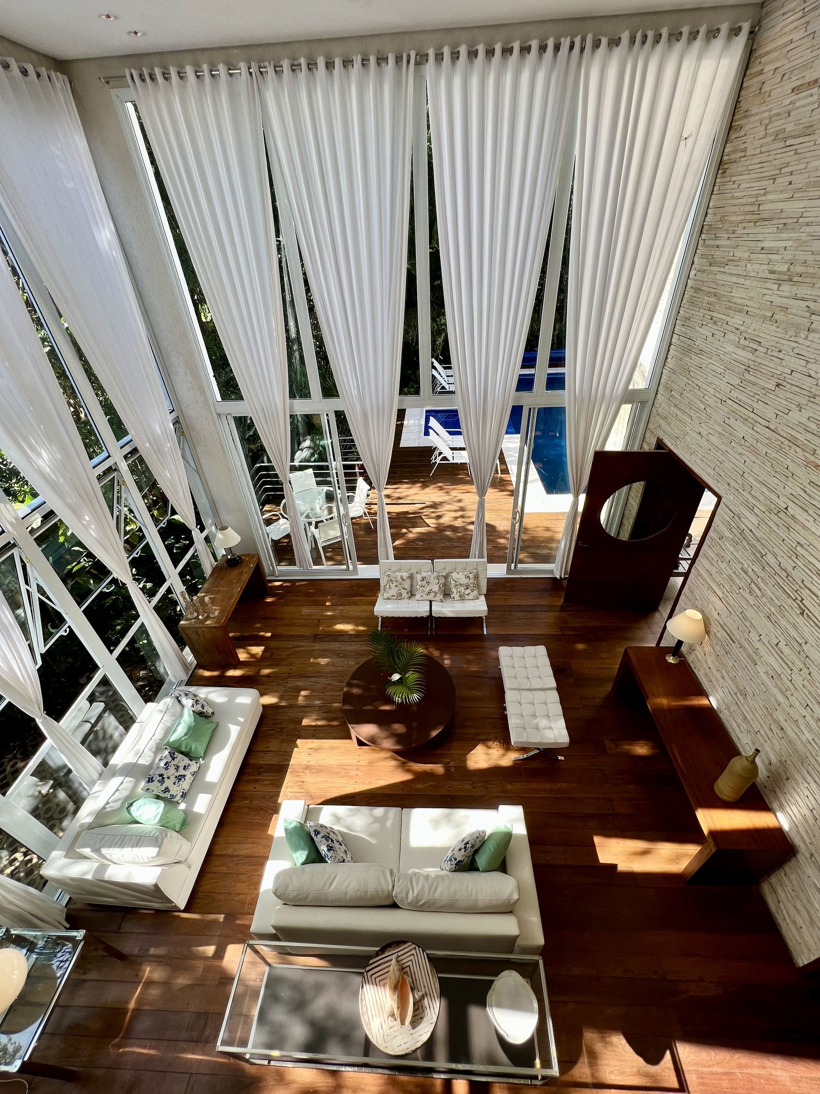 Sala de jantar integrada com piso de madeira – Casa 789