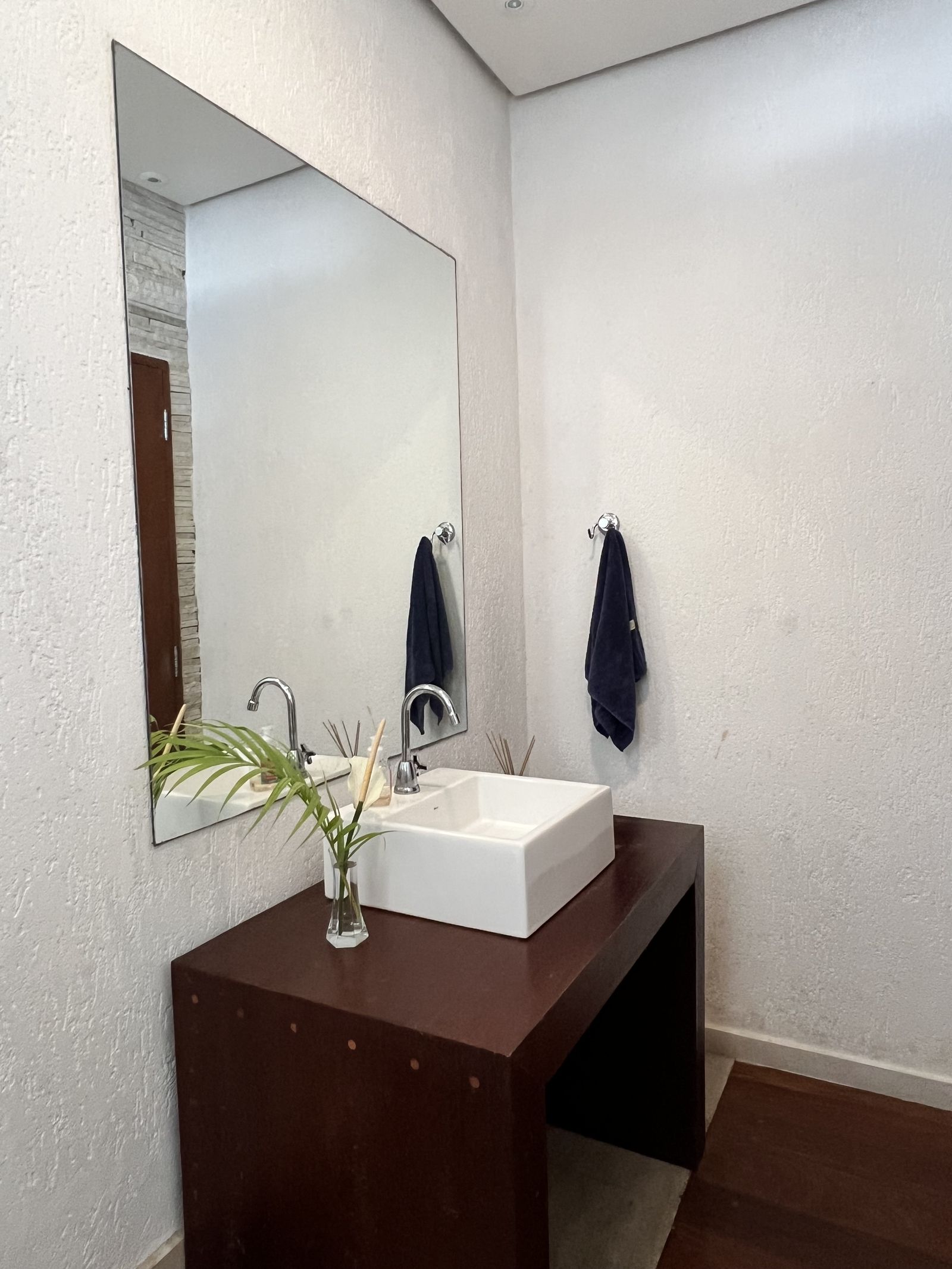 Sala de estar com pé-direito duplo e cortinas brancas – Casa 789