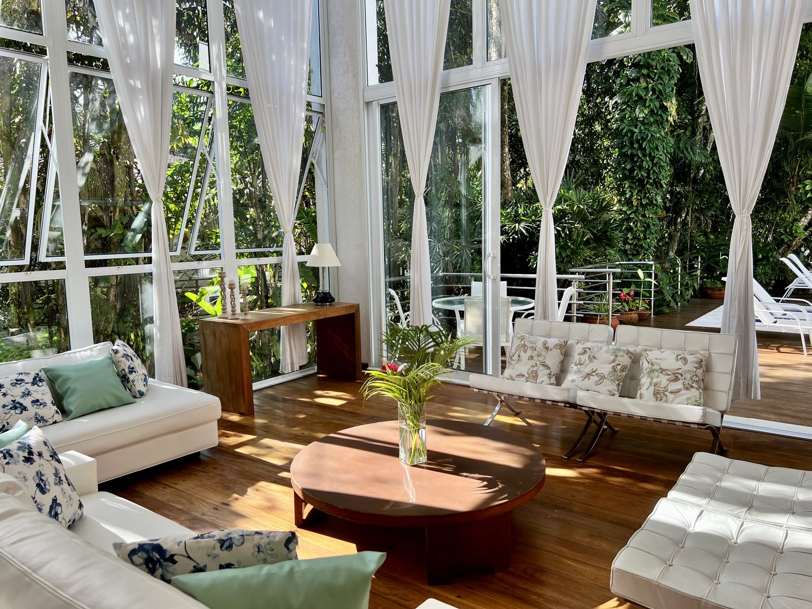 Sala de jantar integrada com vista para área externa – Casa 789