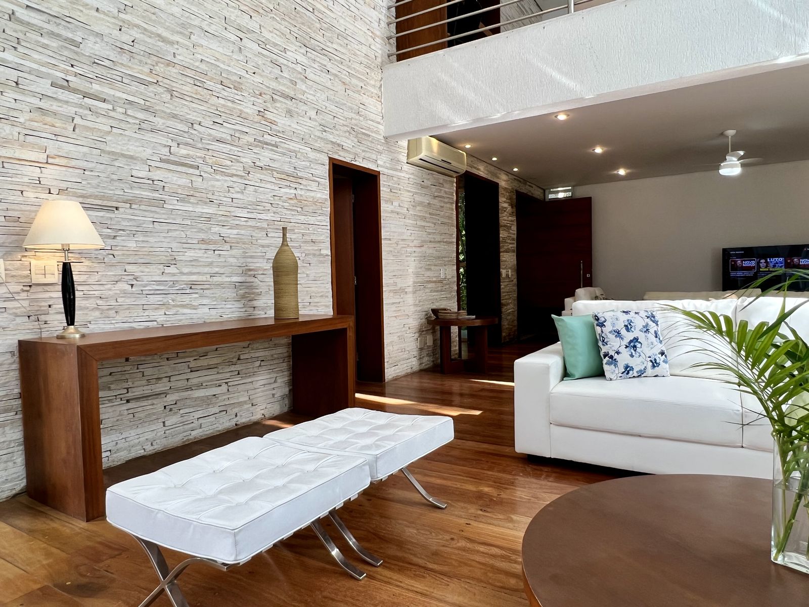 Quarto com duas camas e banheiro integrado – Casa 789