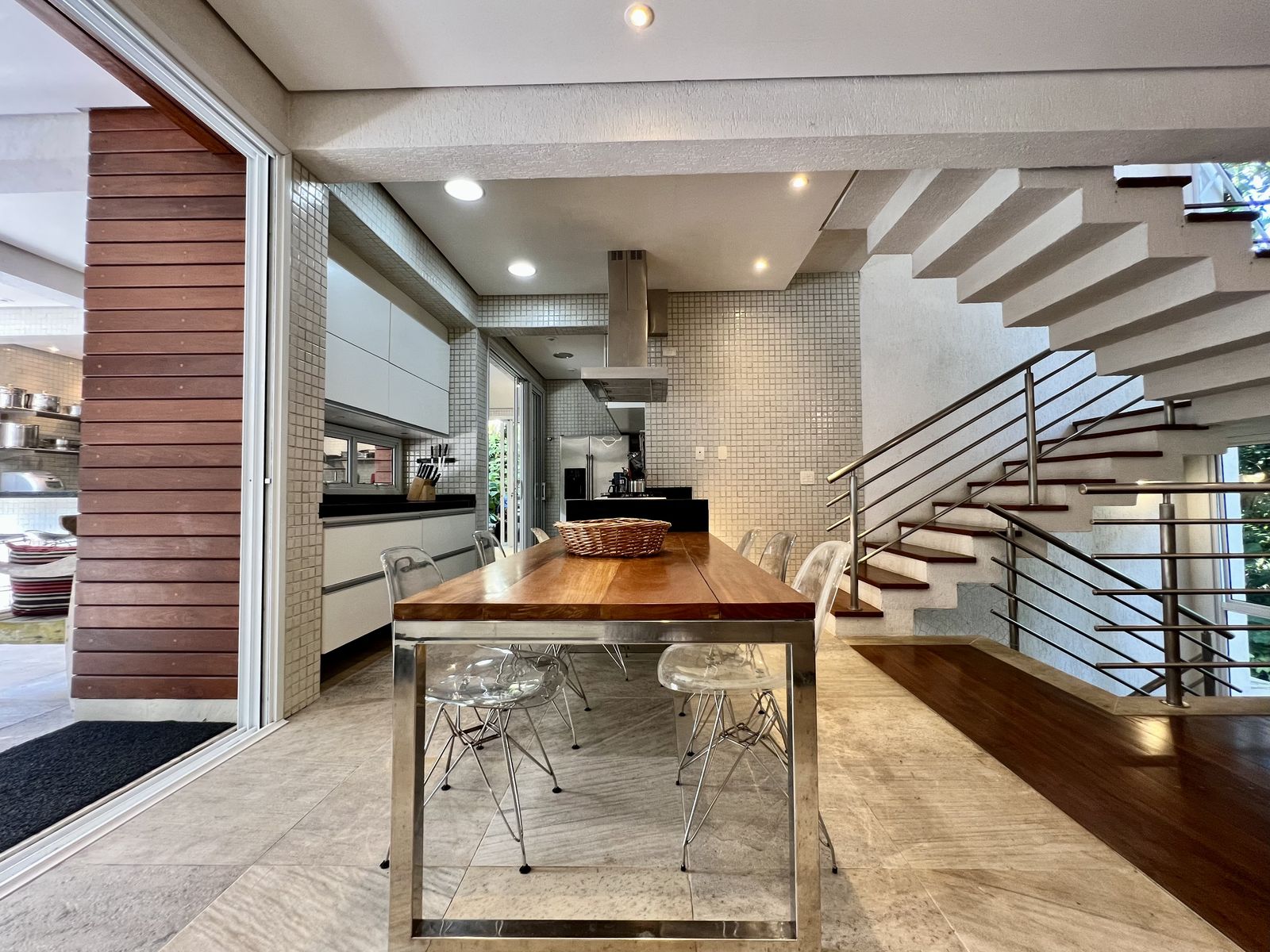 Suíte com acabamento em madeira e iluminação pontual – Casa 789