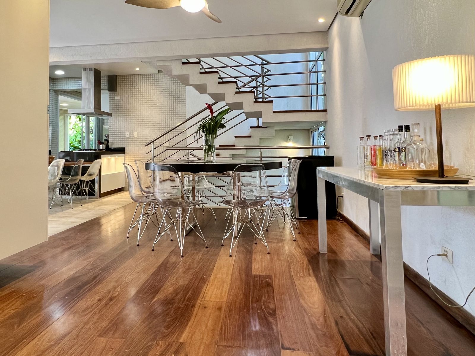 Suíte com piso em madeira e iluminação natural – Casa 789