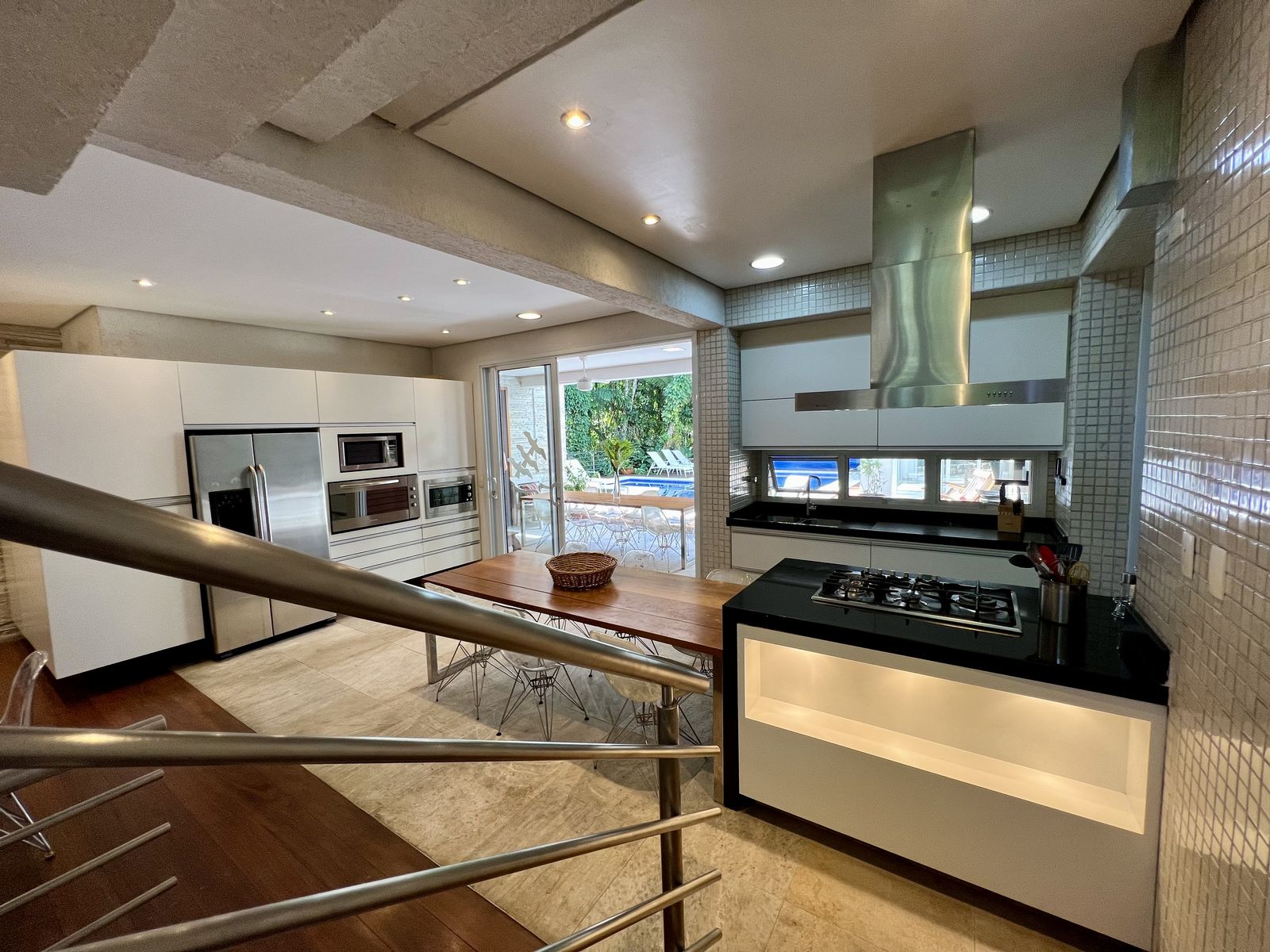 Banheiro com revestimento em pedra natural e box – Casa 789